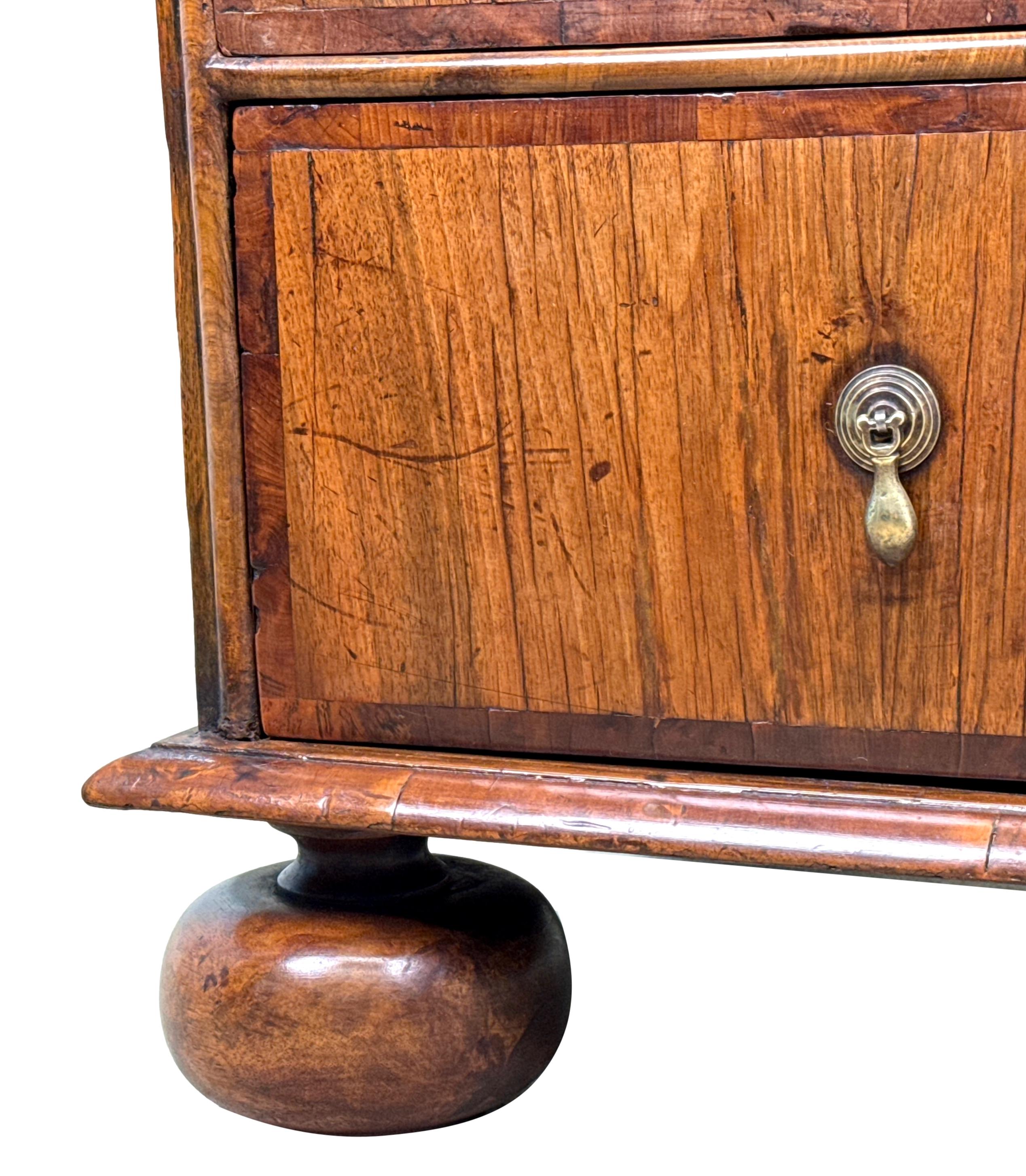 Early 18th Century Walnut Chest Of Drawers For Sale 3