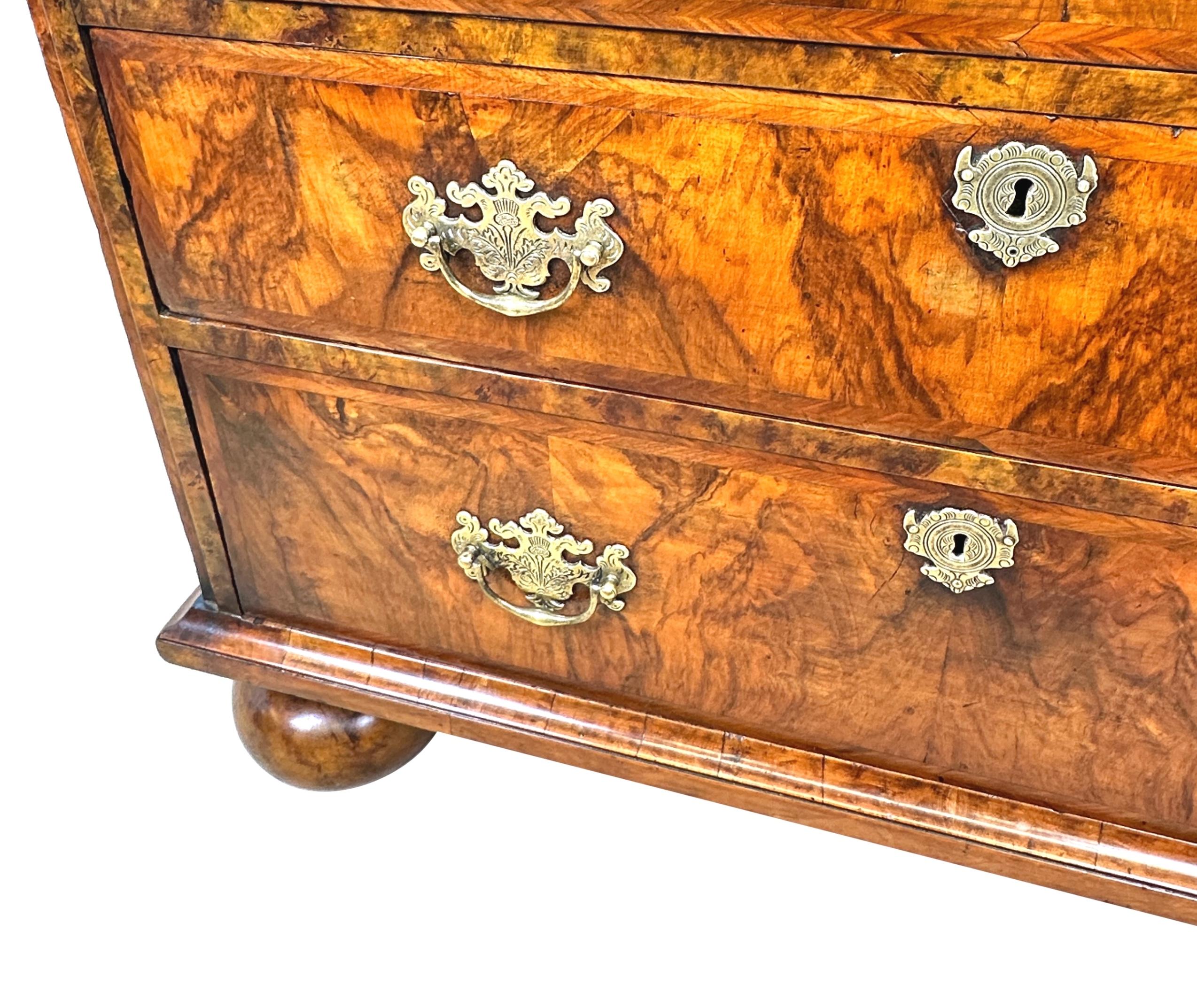 Early 18th Century Walnut Chest Of Drawers For Sale 4