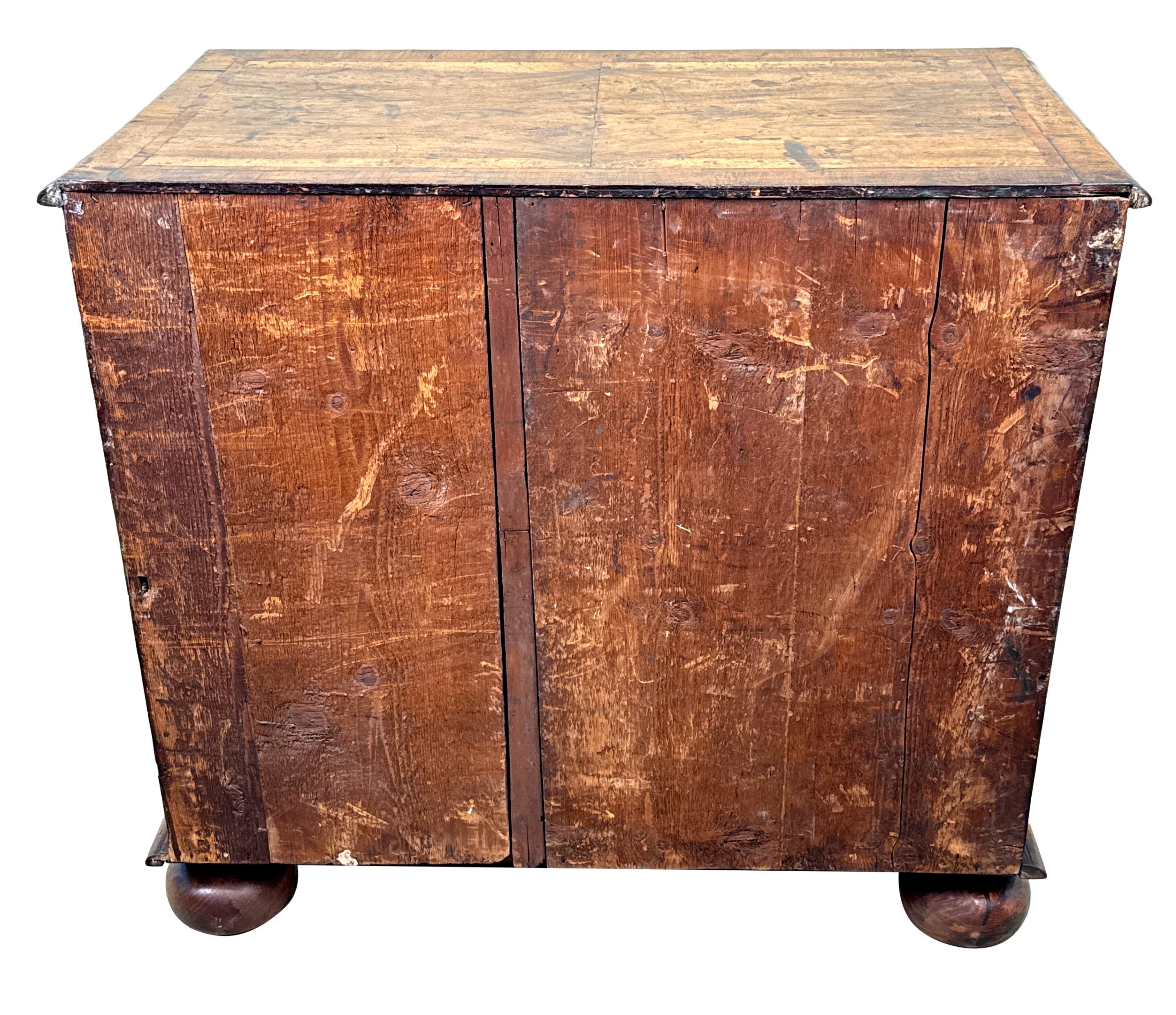 Early 18th Century Walnut Chest Of Drawers For Sale 4
