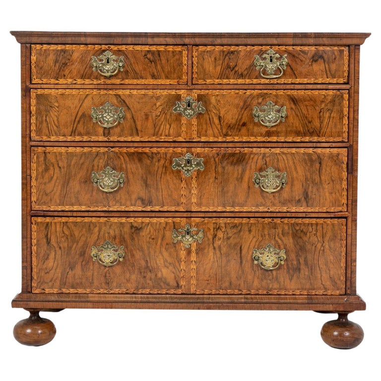 Early 18th Century Walnut Chest of Drawers For Sale at 1stDibs