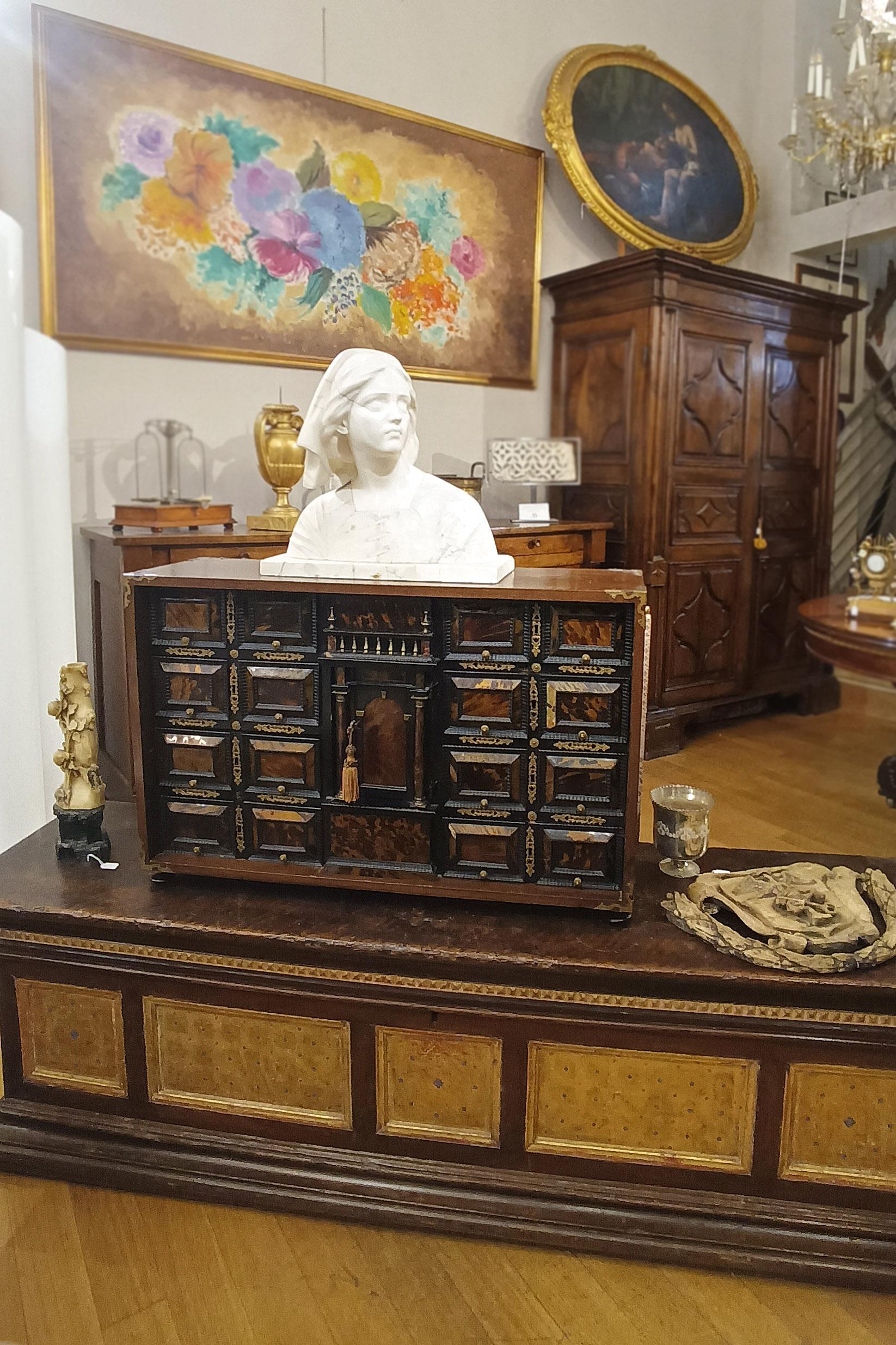 EARLY 18th CENTURY WALNUT COIN CABINET WITH FINISHES For Sale 3
