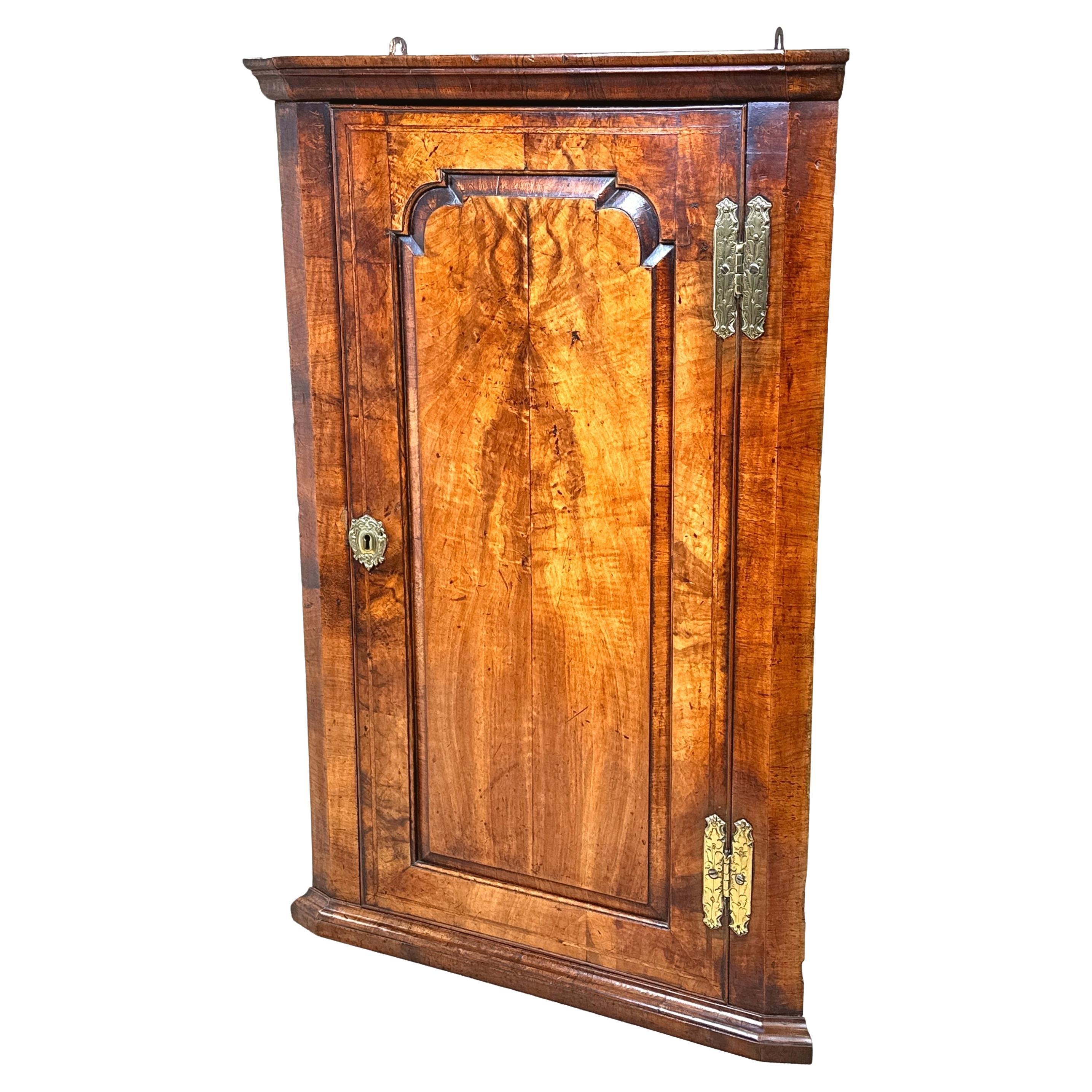 Armoire d'angle en noyer du début du 18e siècle