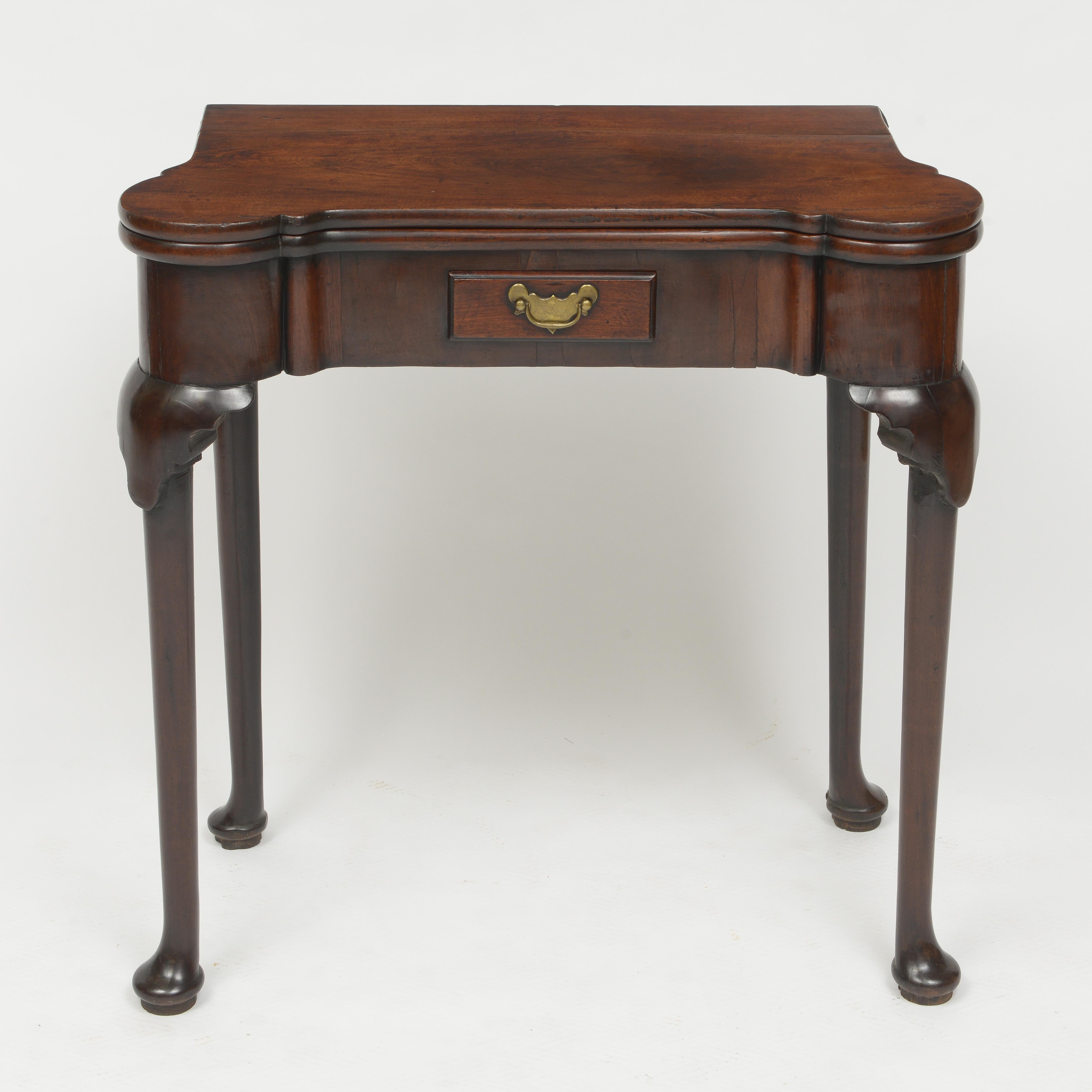 Early 18th Century Walnut Fold-Over Gaming Table With Single Drawer In Good Condition For Sale In Brooklyn, NY