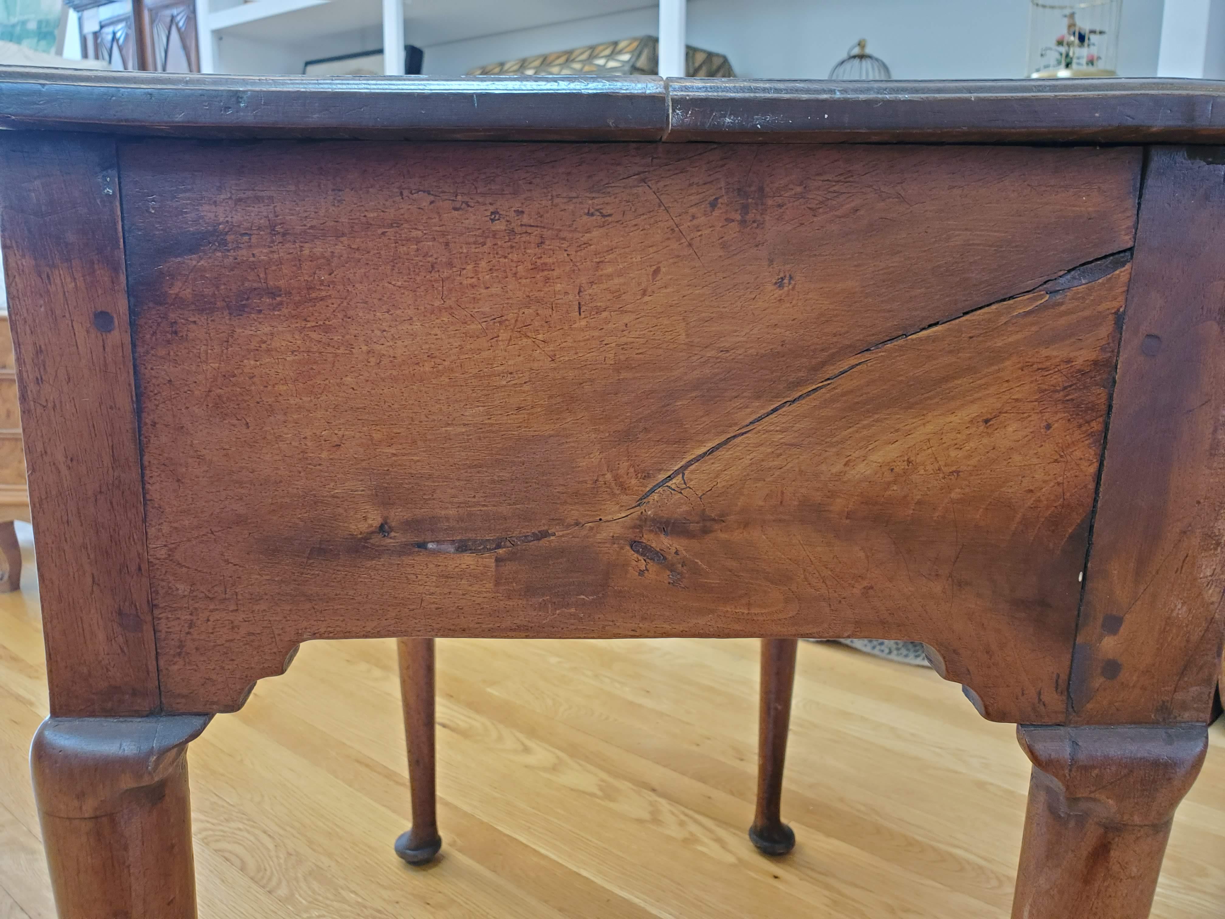 Lowboy-Tisch aus Nussbaumholz mit drei Schubladen und Cabriole-Beinen aus dem frühen 18. Jahrhundert im Angebot 4