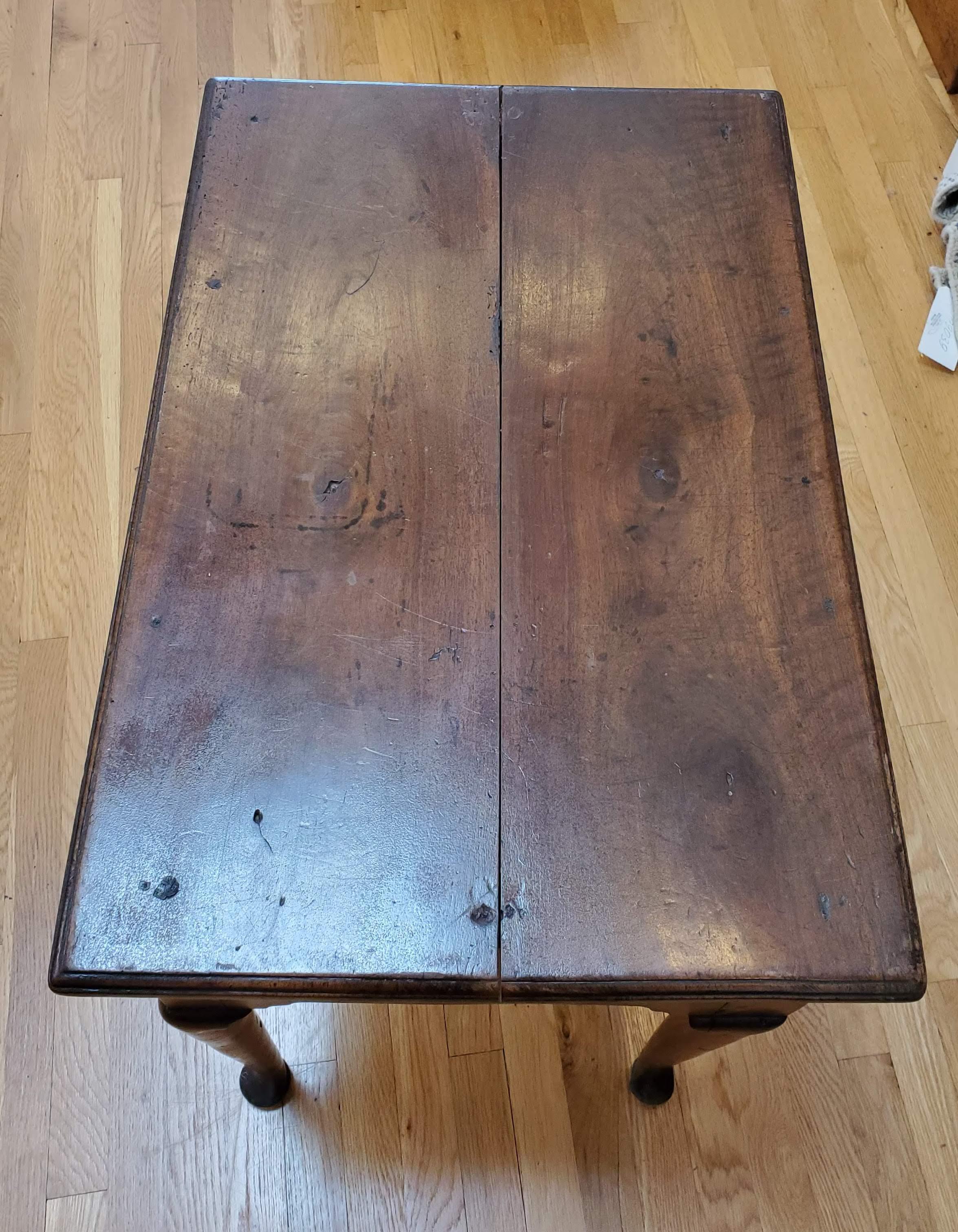 Lowboy-Tisch aus Nussbaumholz mit drei Schubladen und Cabriole-Beinen aus dem frühen 18. Jahrhundert im Angebot 5