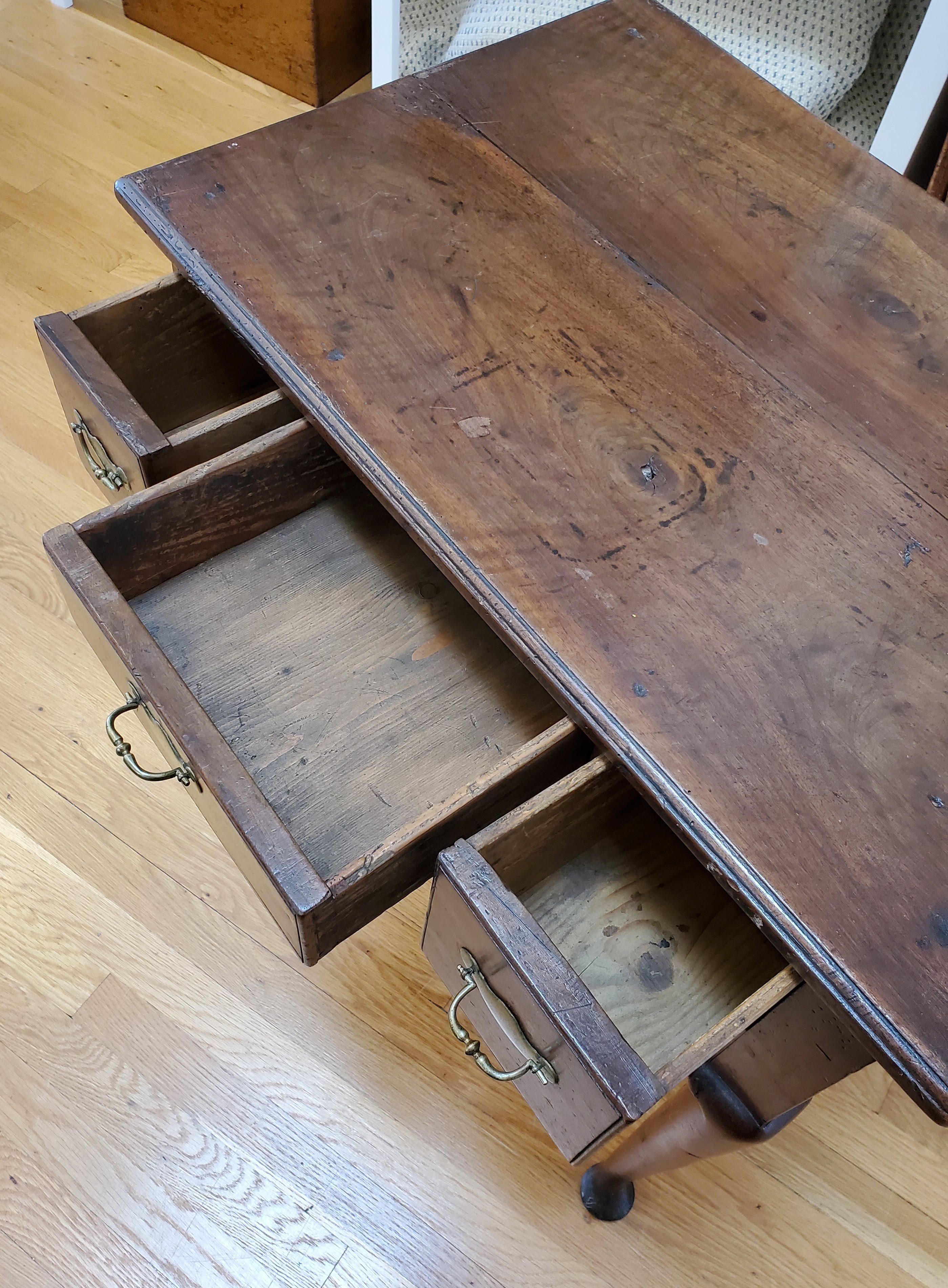 Lowboy-Tisch aus Nussbaumholz mit drei Schubladen und Cabriole-Beinen aus dem frühen 18. Jahrhundert im Angebot 6