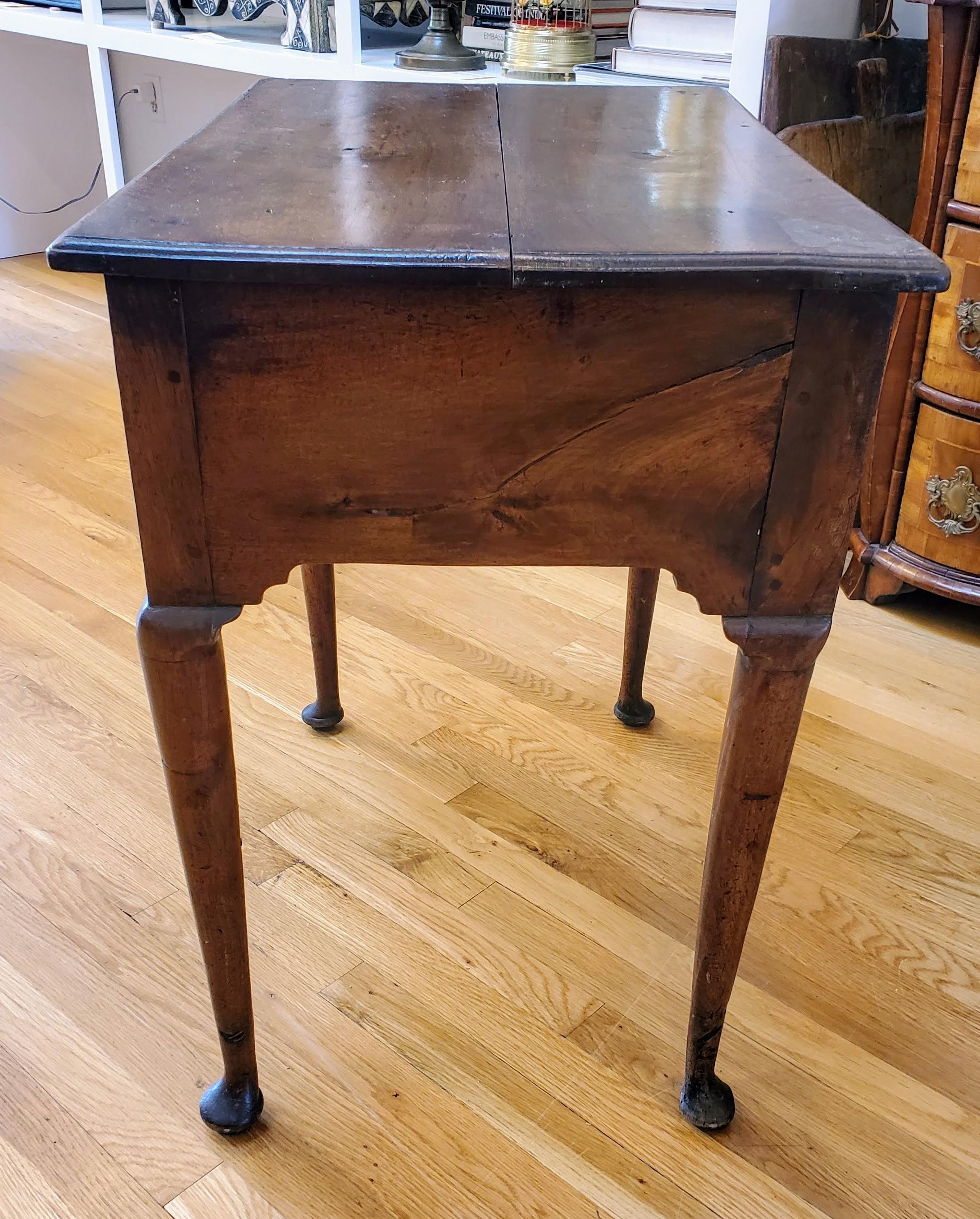 Lowboy-Tisch aus Nussbaumholz mit drei Schubladen und Cabriole-Beinen aus dem frühen 18. Jahrhundert (George I.) im Angebot