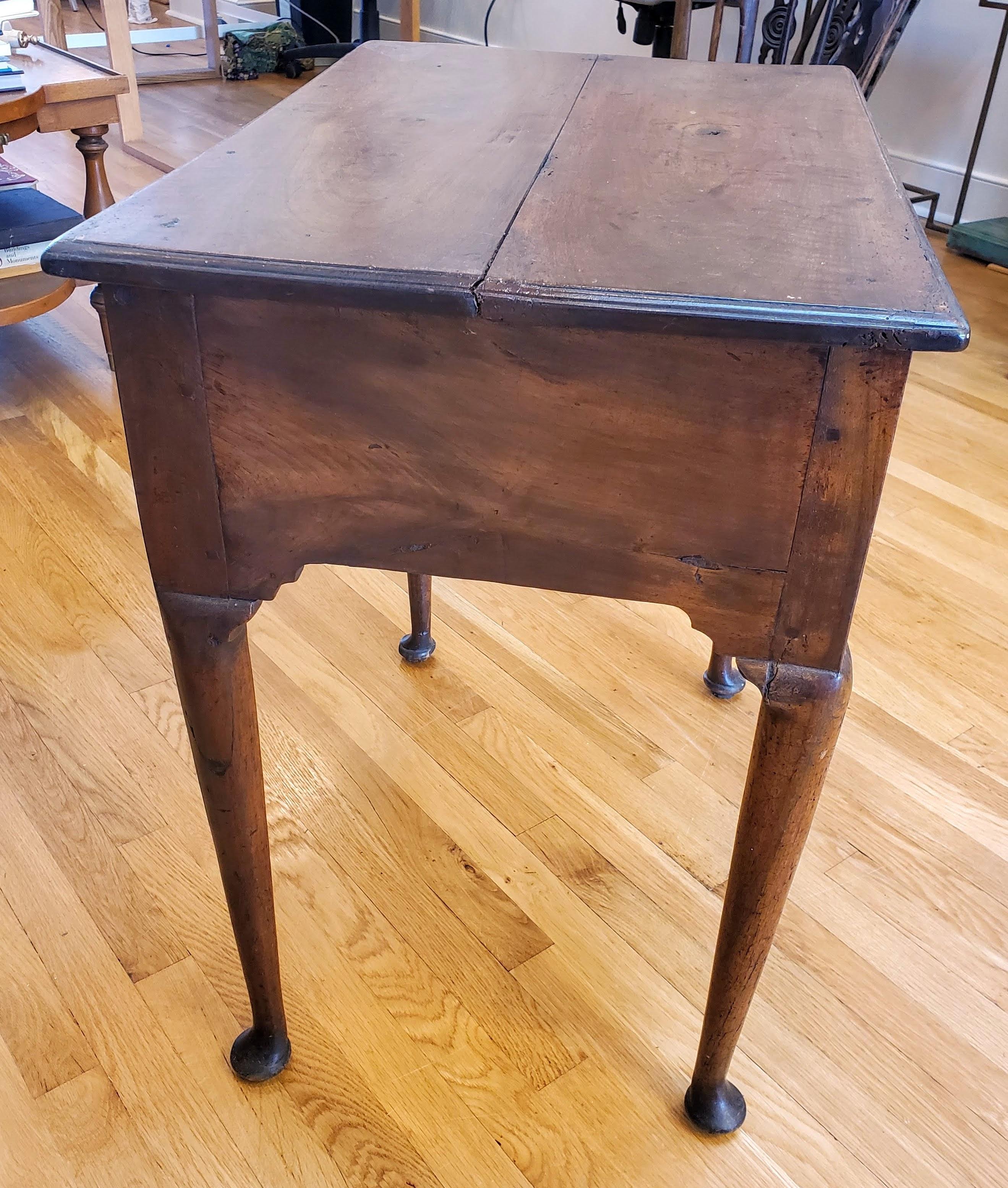 Lowboy-Tisch aus Nussbaumholz mit drei Schubladen und Cabriole-Beinen aus dem frühen 18. Jahrhundert (Englisch) im Angebot