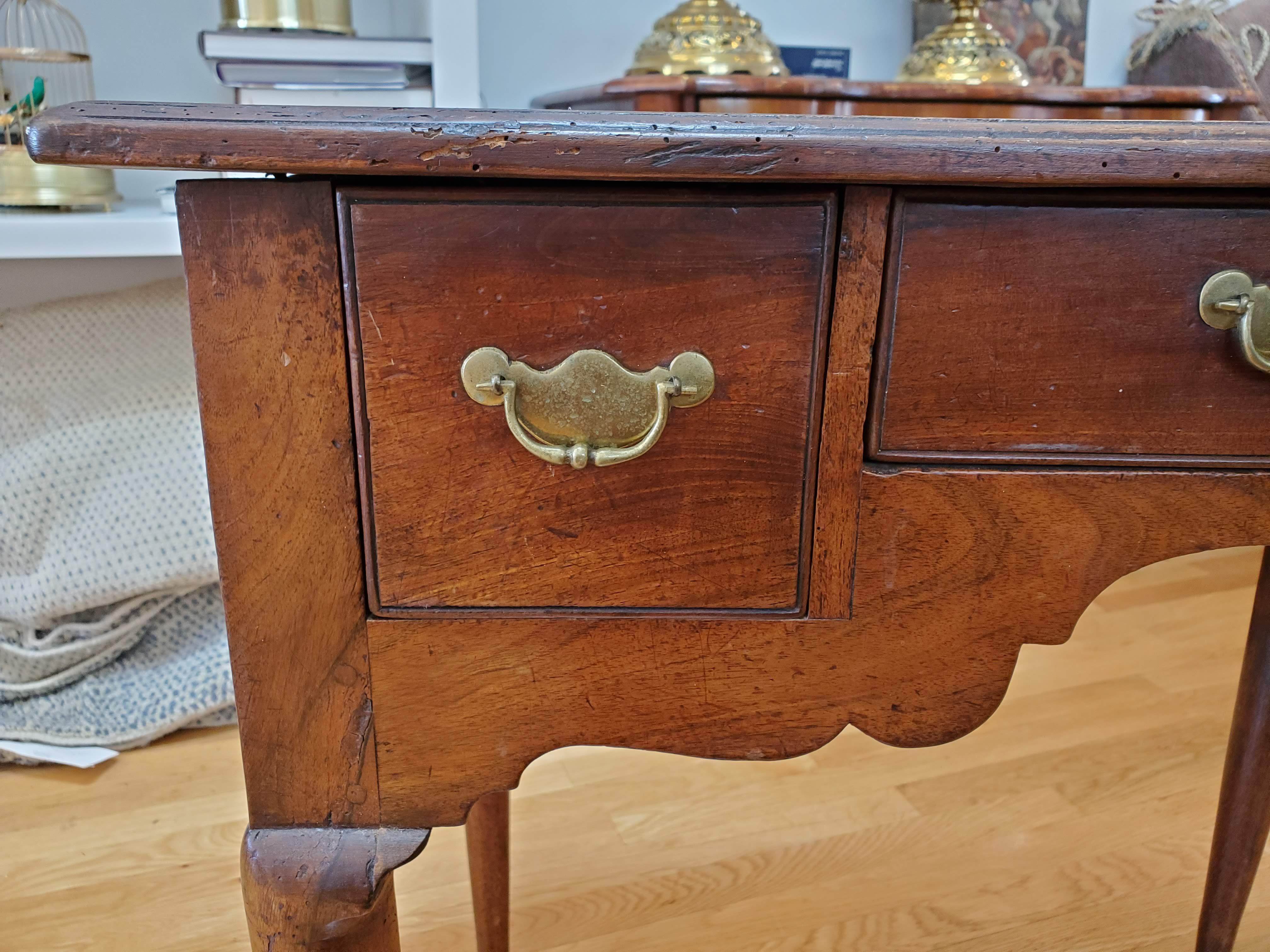 Lowboy-Tisch aus Nussbaumholz mit drei Schubladen und Cabriole-Beinen aus dem frühen 18. Jahrhundert (Messing) im Angebot