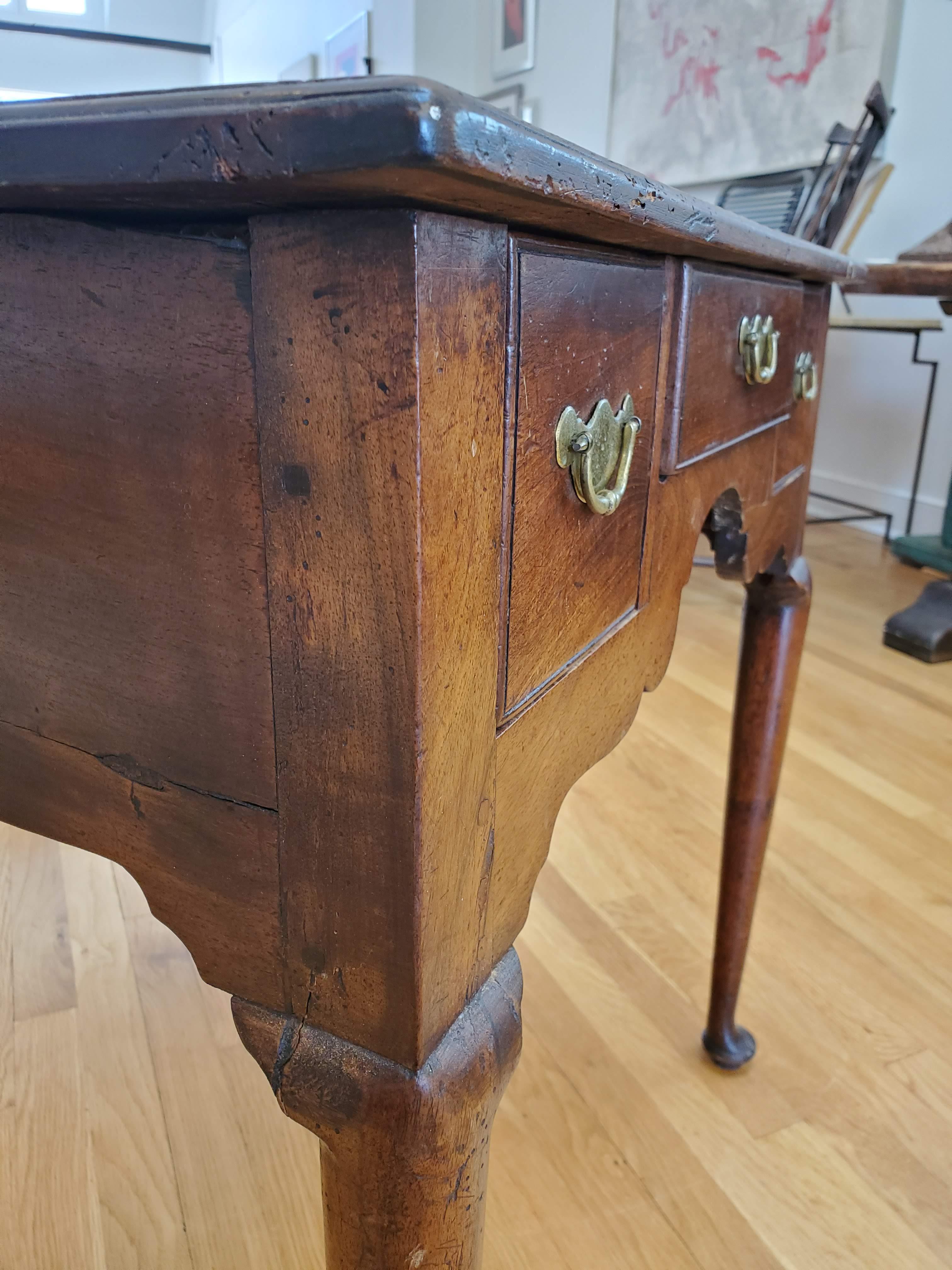 Early 18th Century Walnut Lowboy Table with Three Drawers and Cabriole Legs For Sale 1