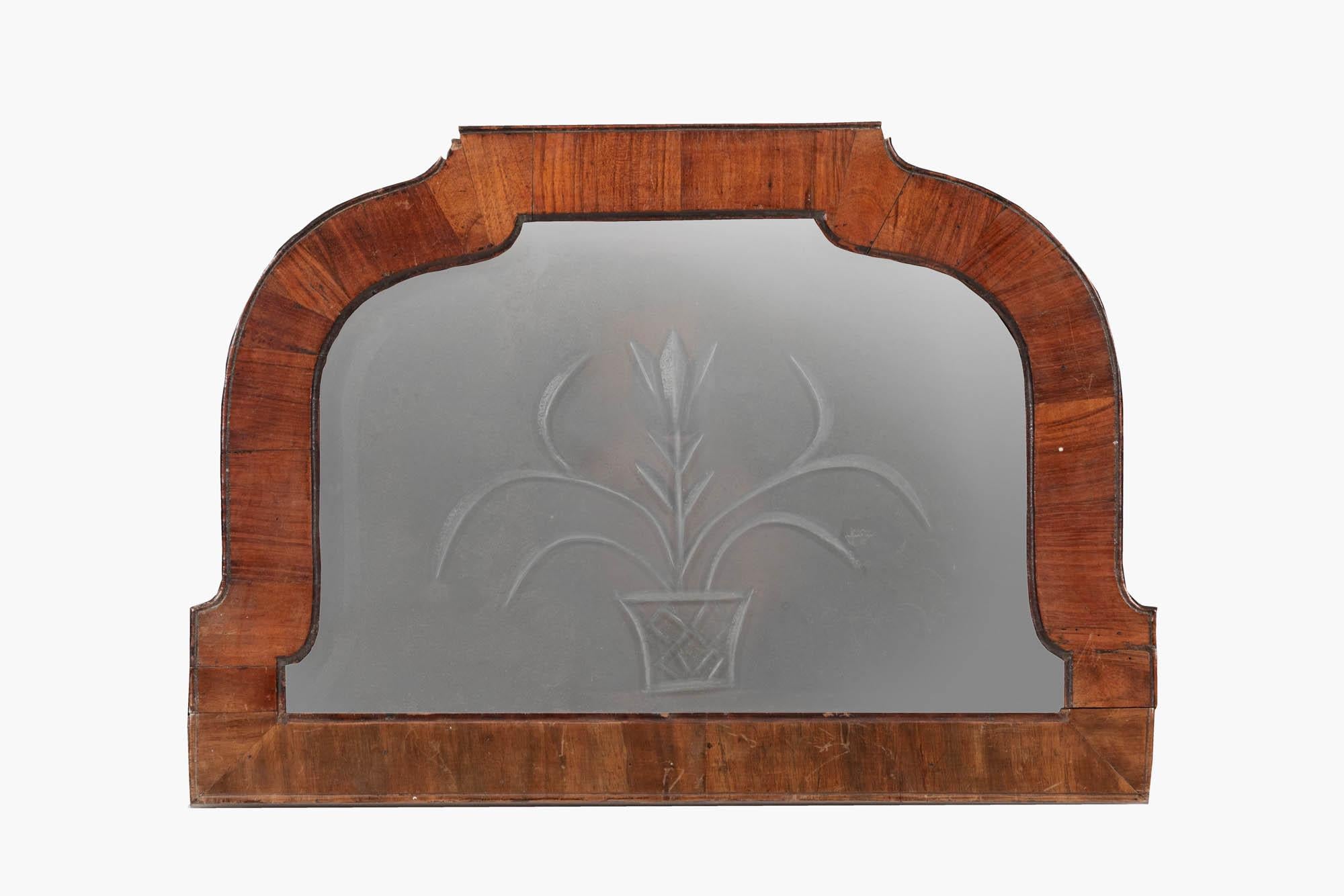 Miroir en noyer du début et du milieu du XVIIIe siècle avec verre gravé d'origine.

Provenance : Château de Howth, Co. Dublin