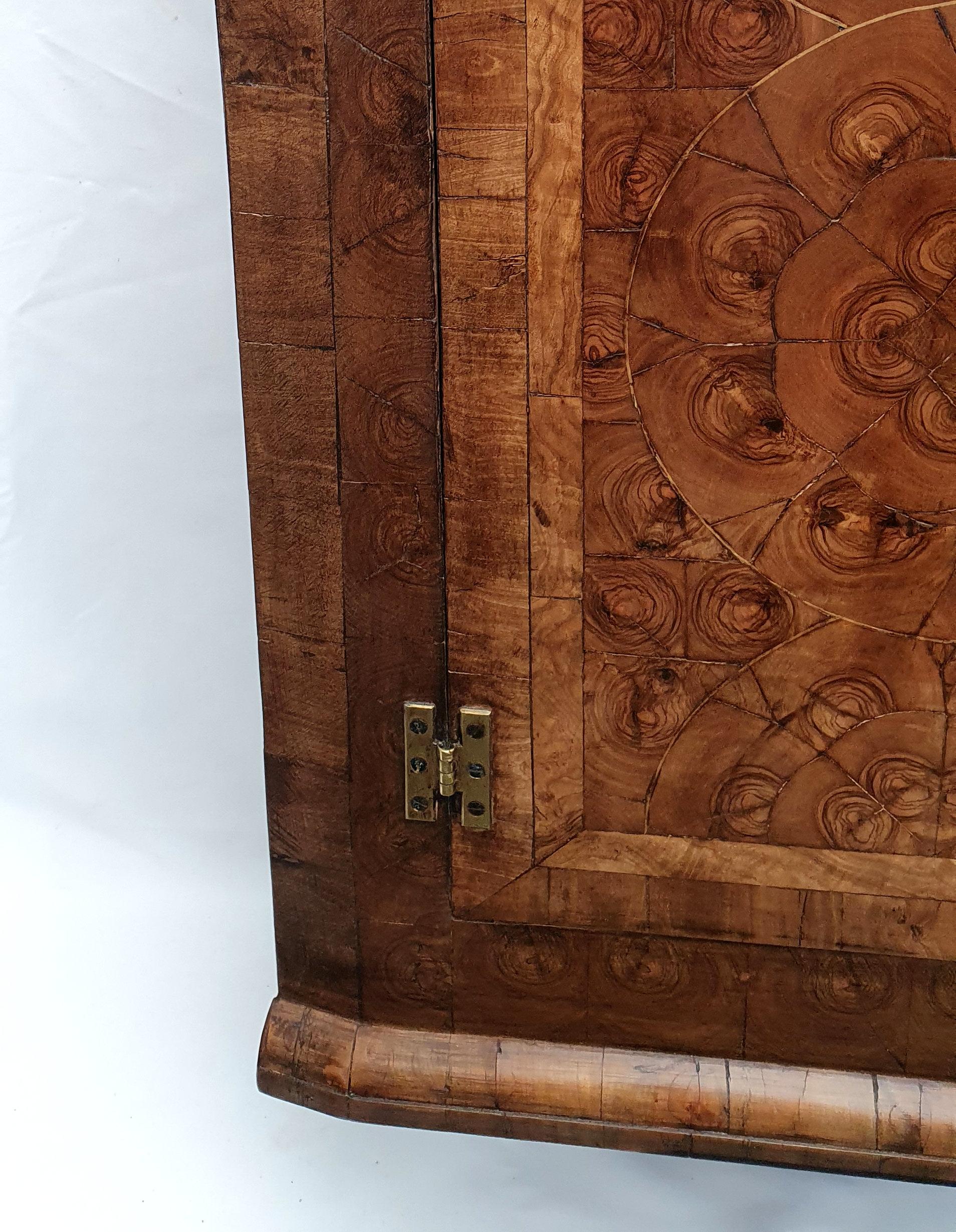 Early 18th Century Walnut Oyster Veneer Corner Cupboard In Good Condition For Sale In London, GB