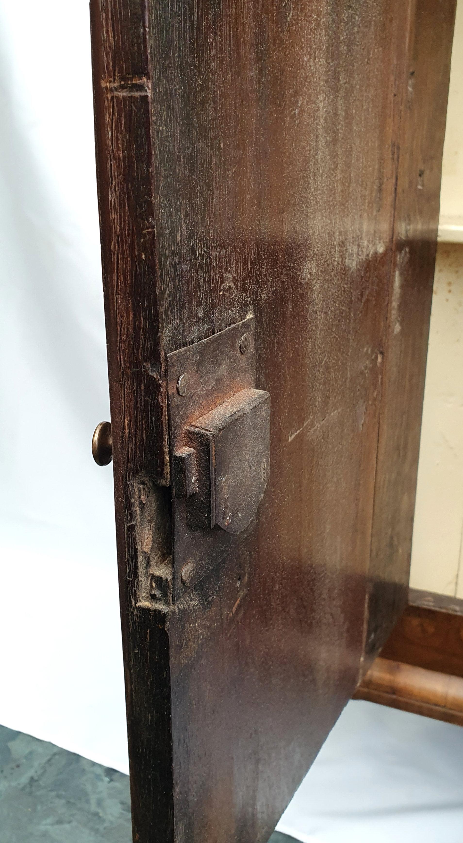Early 18th Century Walnut Oyster Veneer Corner Cupboard For Sale 1