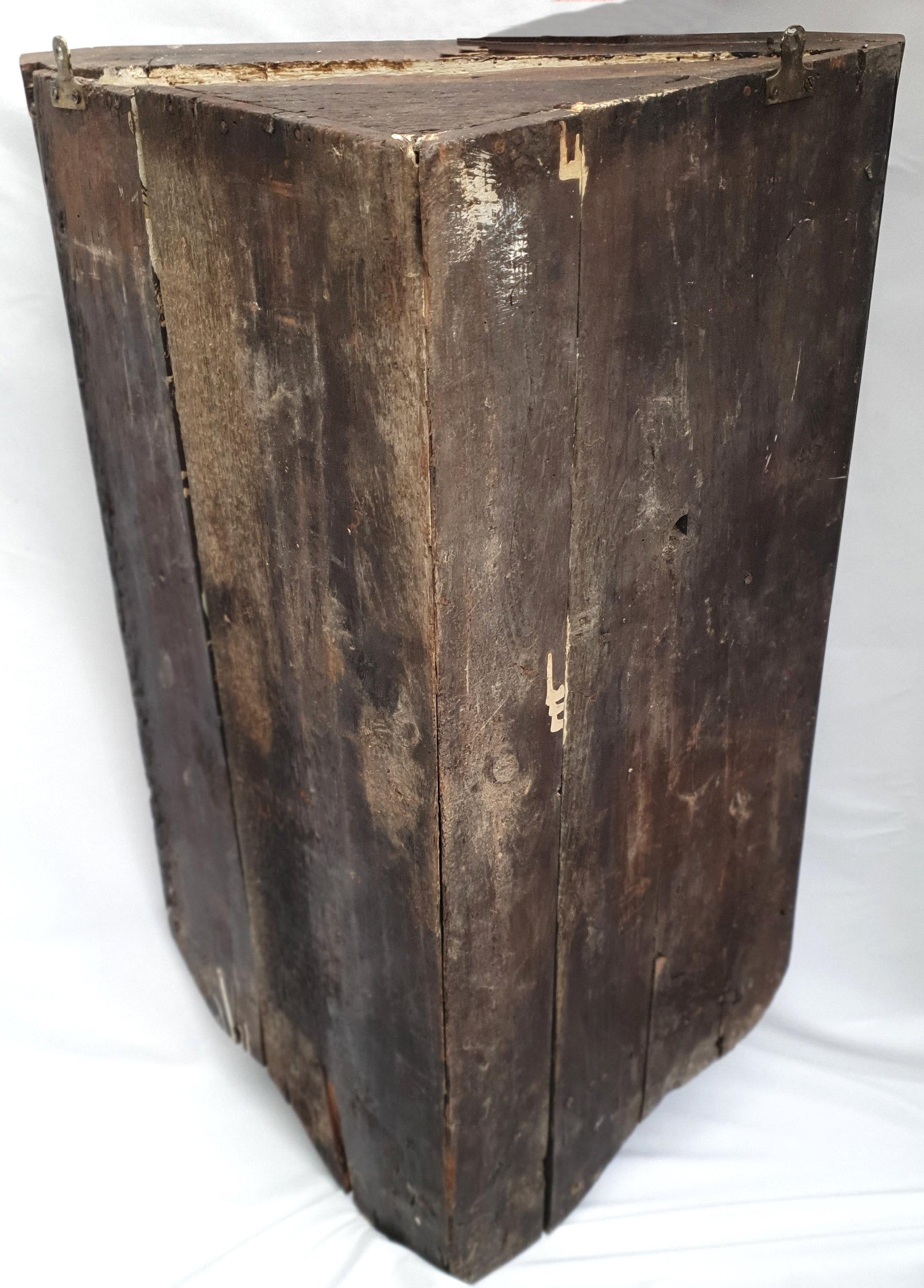 Early 18th Century Walnut Oyster Veneer Corner Cupboard For Sale 2