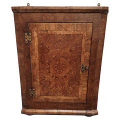 Armoire d'angle en placage de noyer et d'huître du début du 18e siècle