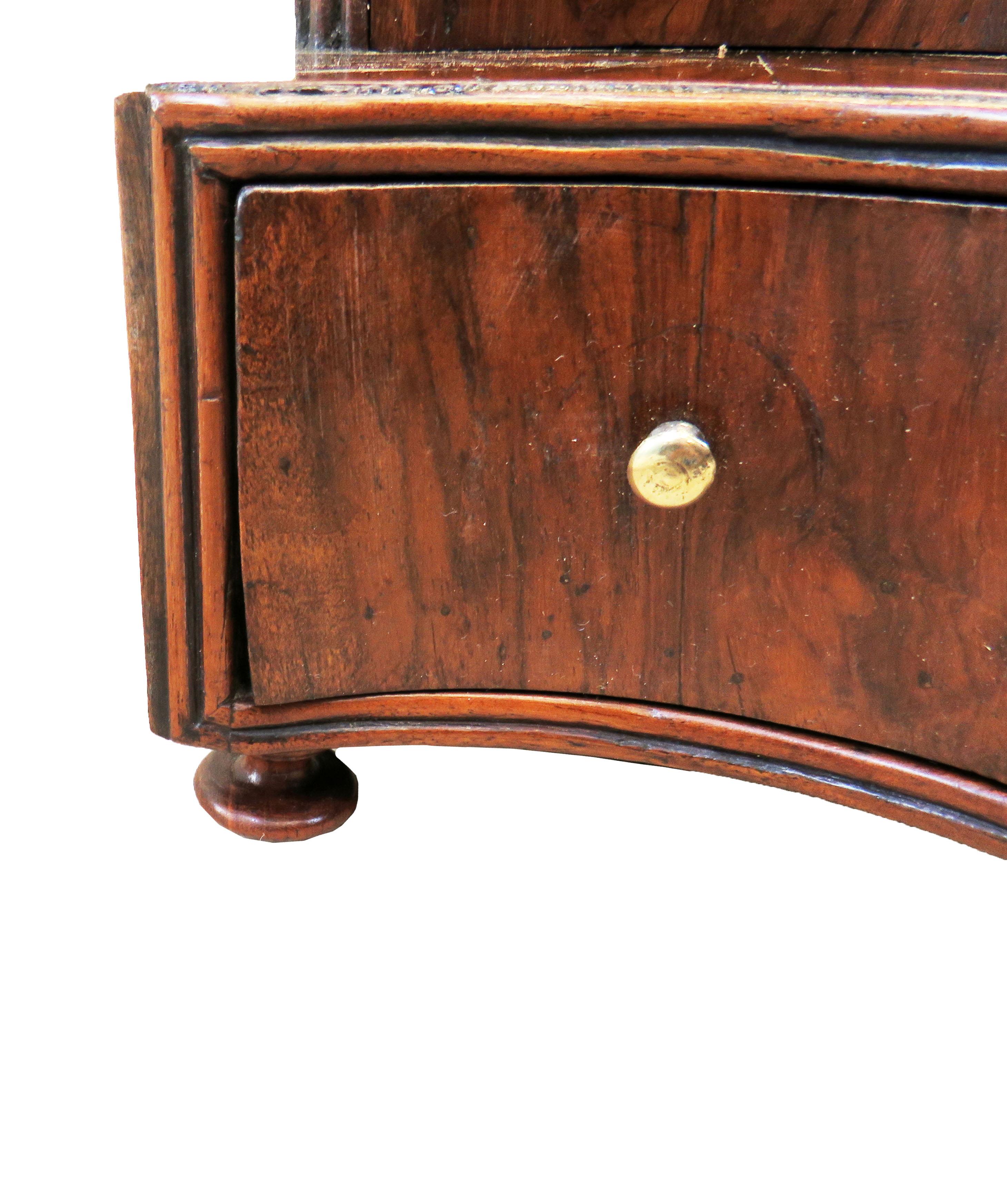 Early 18th Century Walnut Queen Anne Dressing Table Mirror In Good Condition In Bedfordshire, GB