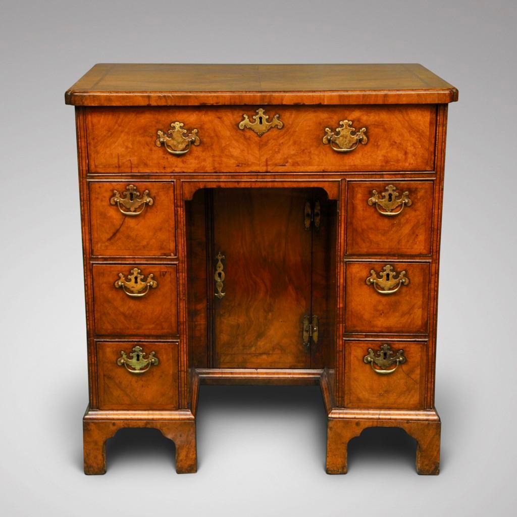 Early 18th Century Walnut Secretaire Kneehole Desk In Good Condition For Sale In Lincolnshire, GB