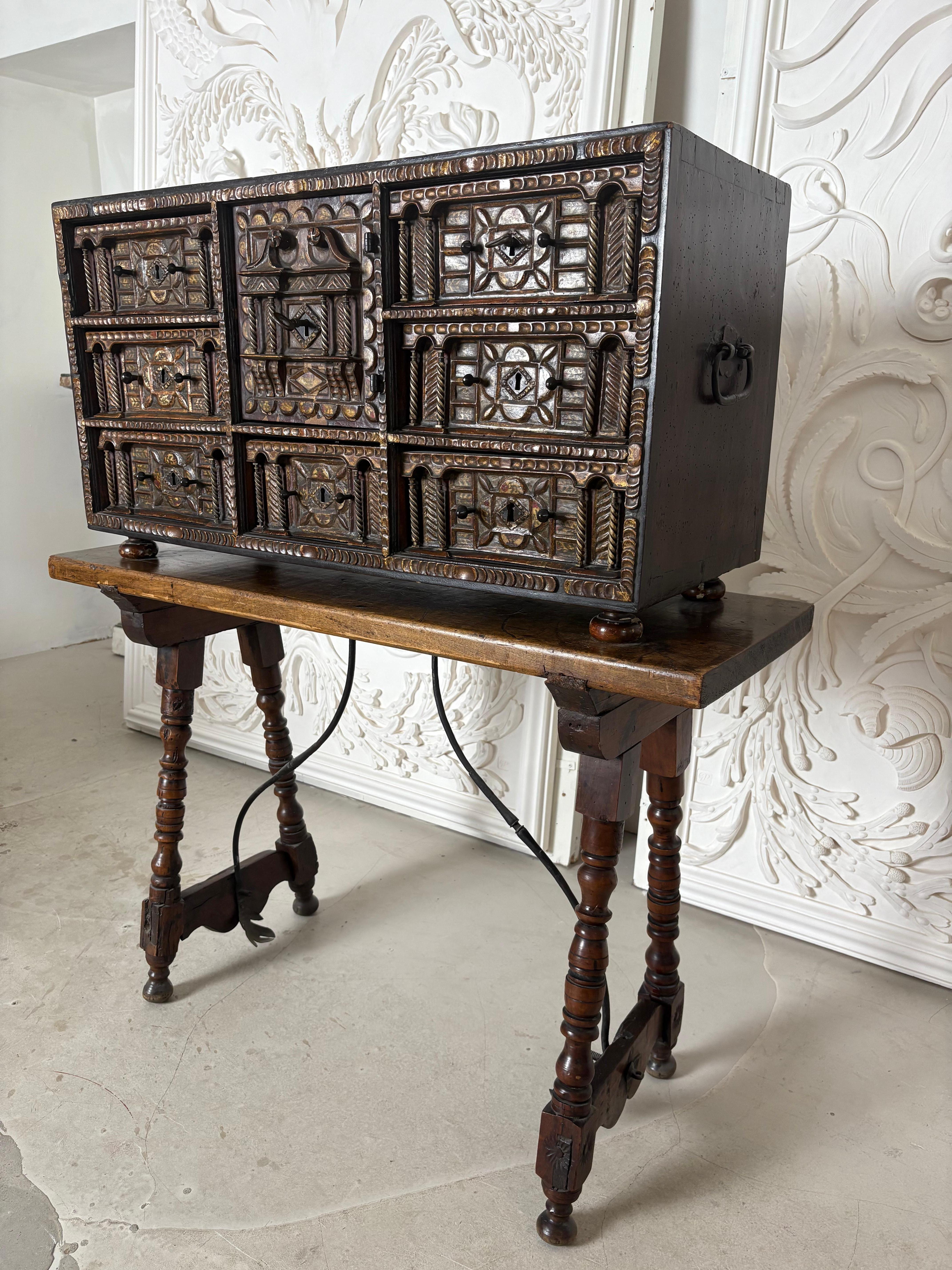 Early 18th Century Walnut Spanish Varguenog For Sale 6