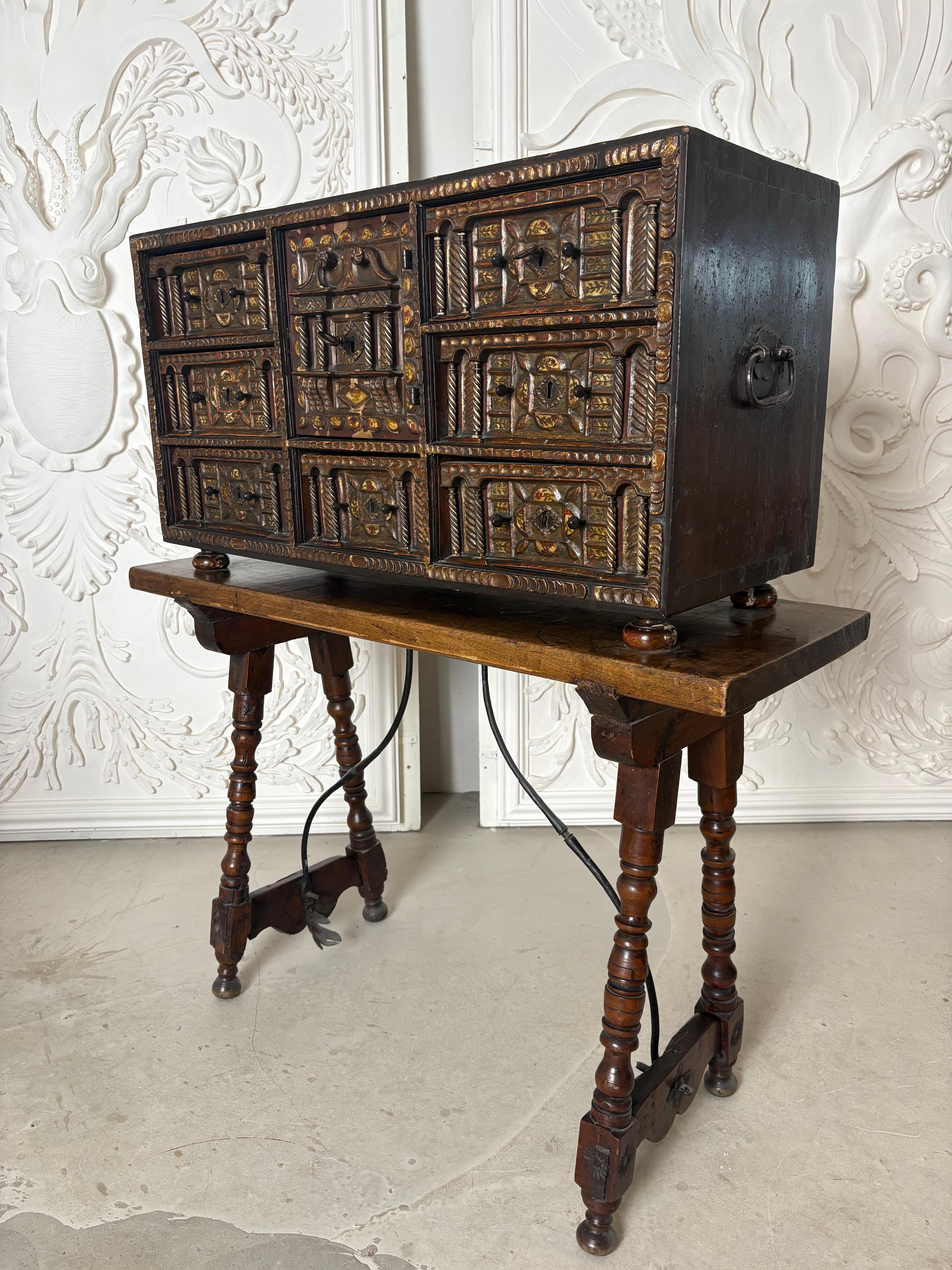 Early 18th Century Walnut Spanish Varguenog In Good Condition For Sale In Tetbury, GB