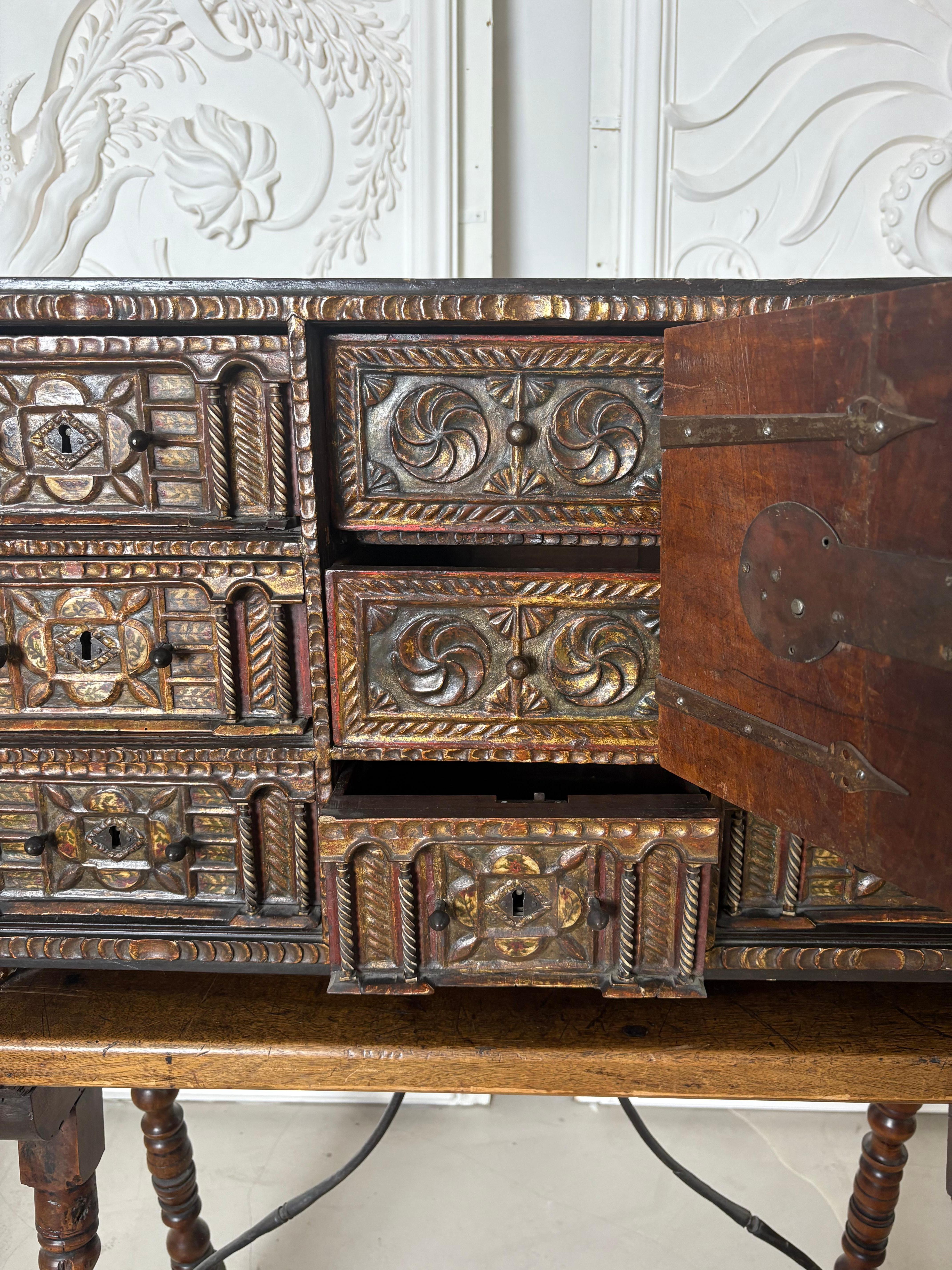 Early 18th Century Walnut Spanish Varguenog For Sale 1