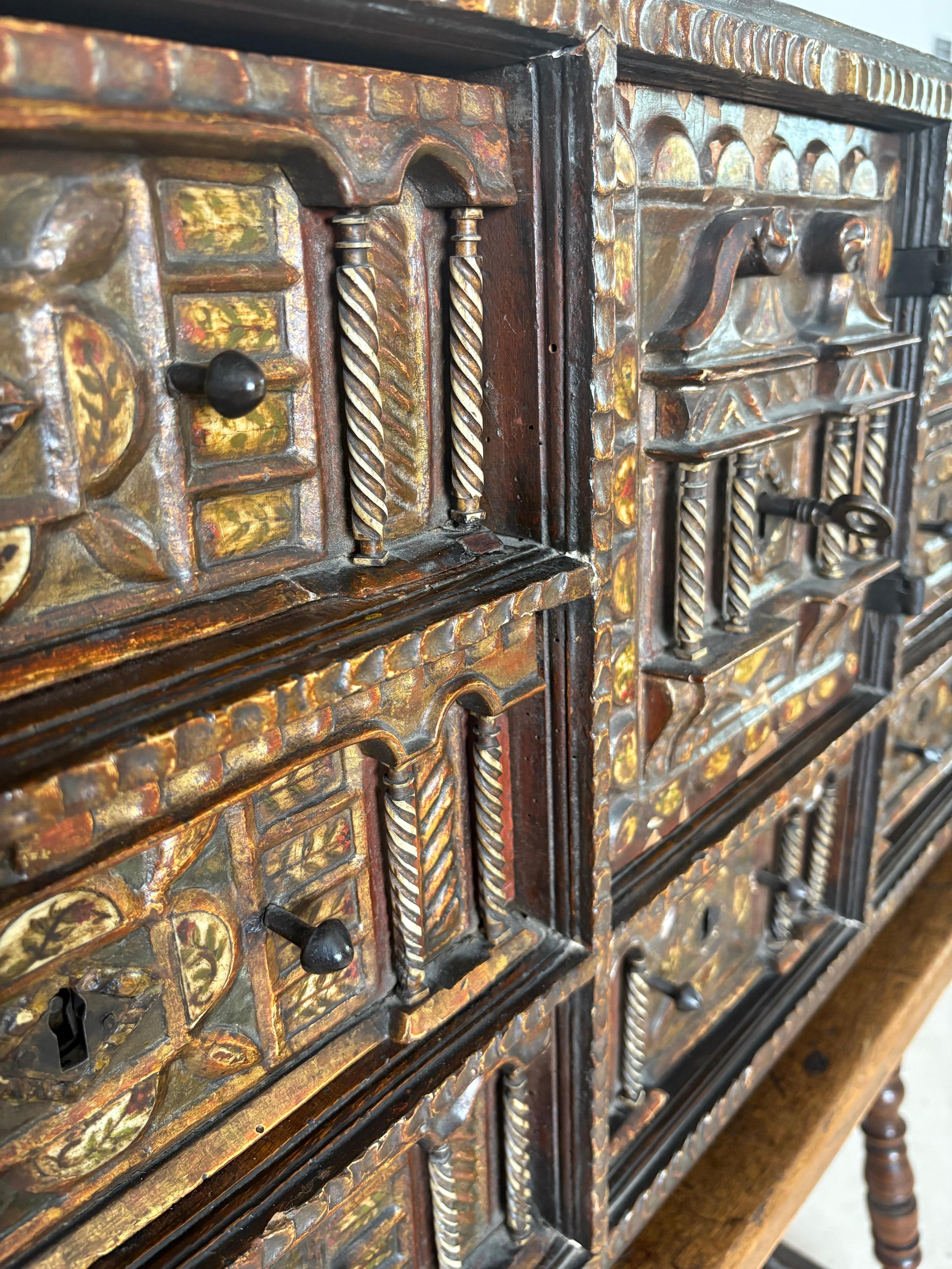 Early 18th Century Walnut Spanish Varguenog For Sale 3