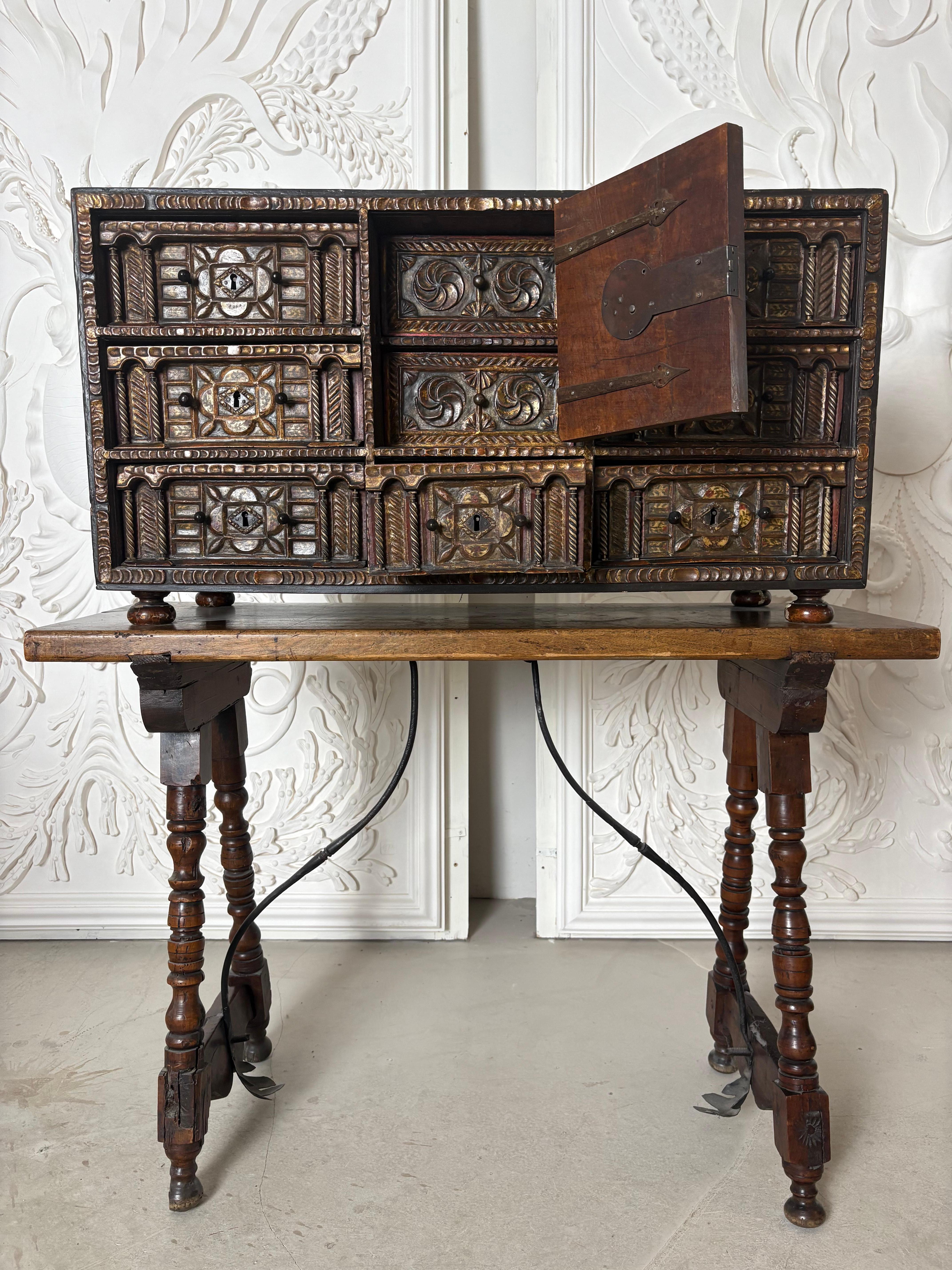 Early 18th Century Walnut Spanish Varguenog For Sale 5