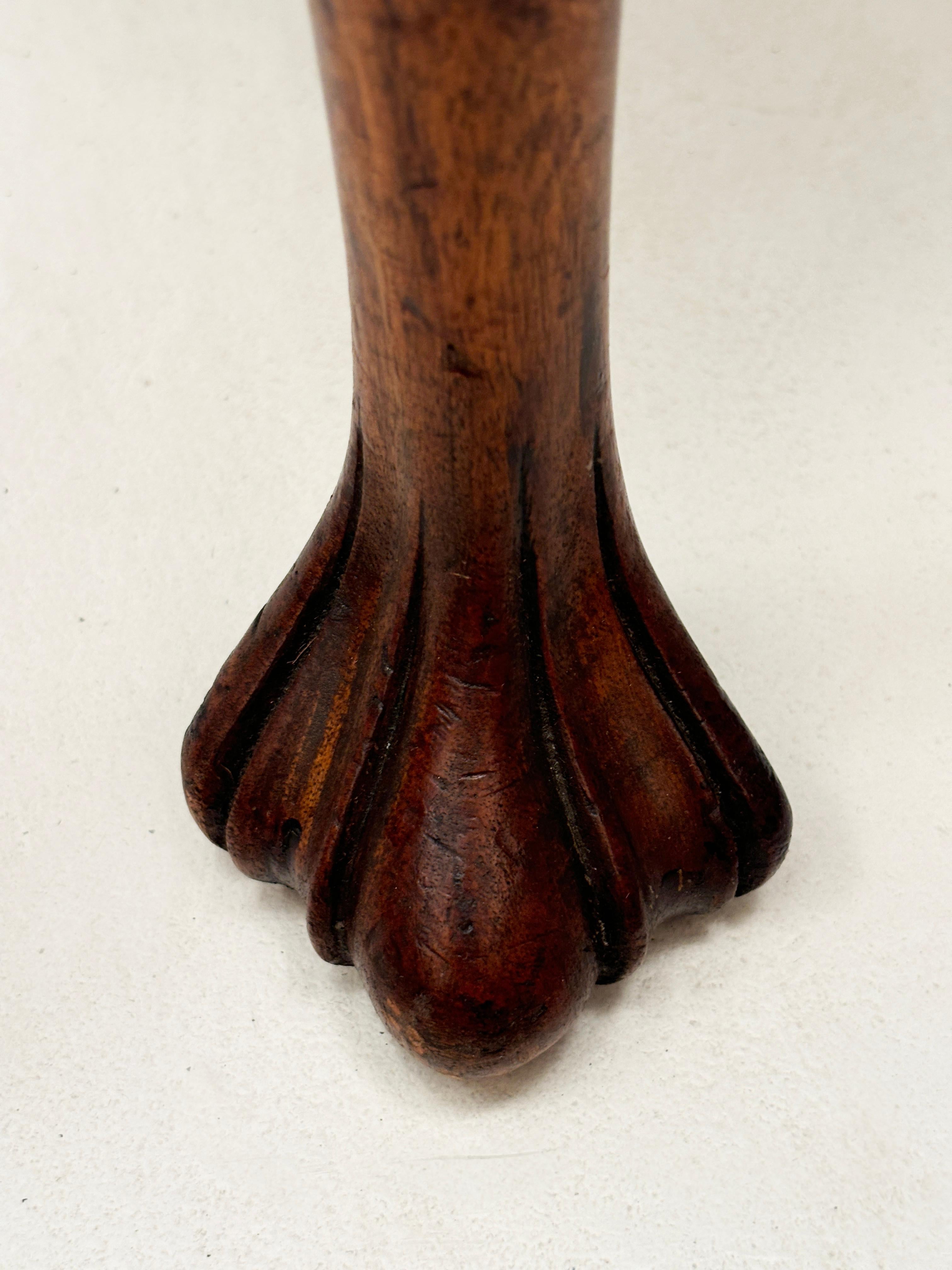 Sgabello a pedale imbottito in legno di noce e raso rosso del XVIII secolo in vendita 8