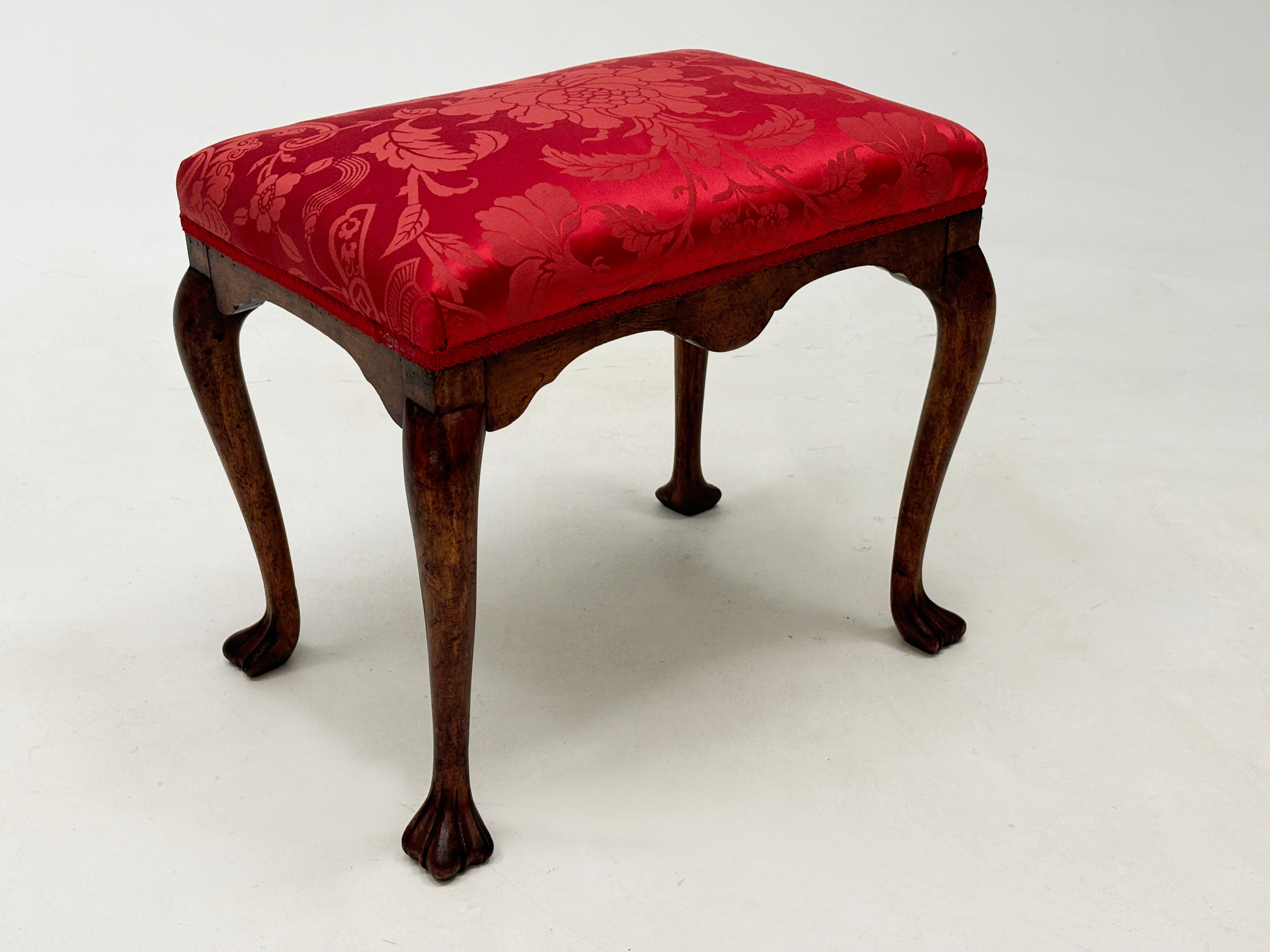 Questo splendido pezzo di storia del XVIII secolo emana una raffinatezza semplice e una patina ricca, spesso riscontrabile nei pezzi irlandesi di quest'epoca. Le belle e sottili gambe a cabriola terminano con un piede intagliato che ricorda una