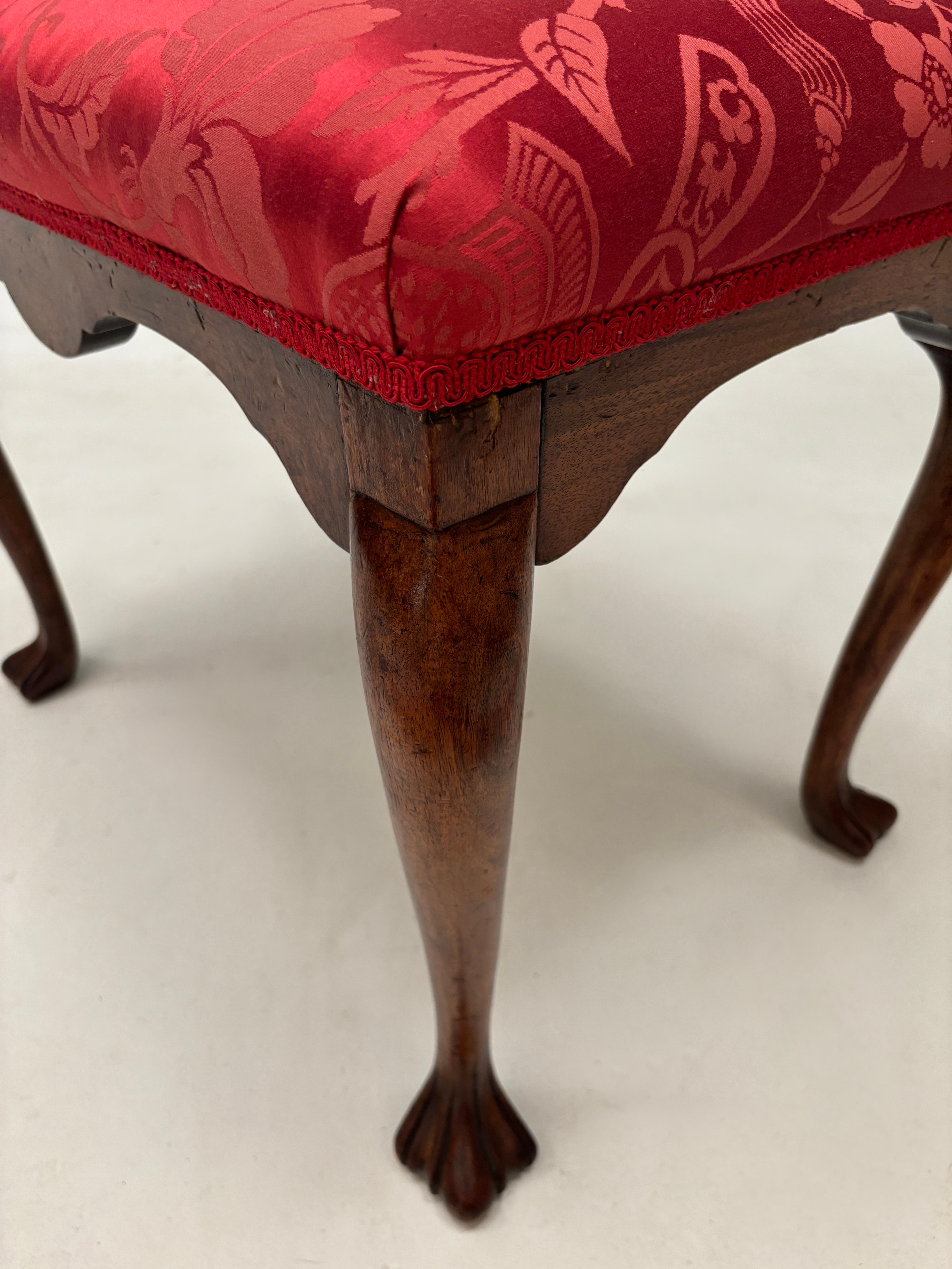 Nordirlandese Sgabello a pedale imbottito in legno di noce e raso rosso del XVIII secolo in vendita