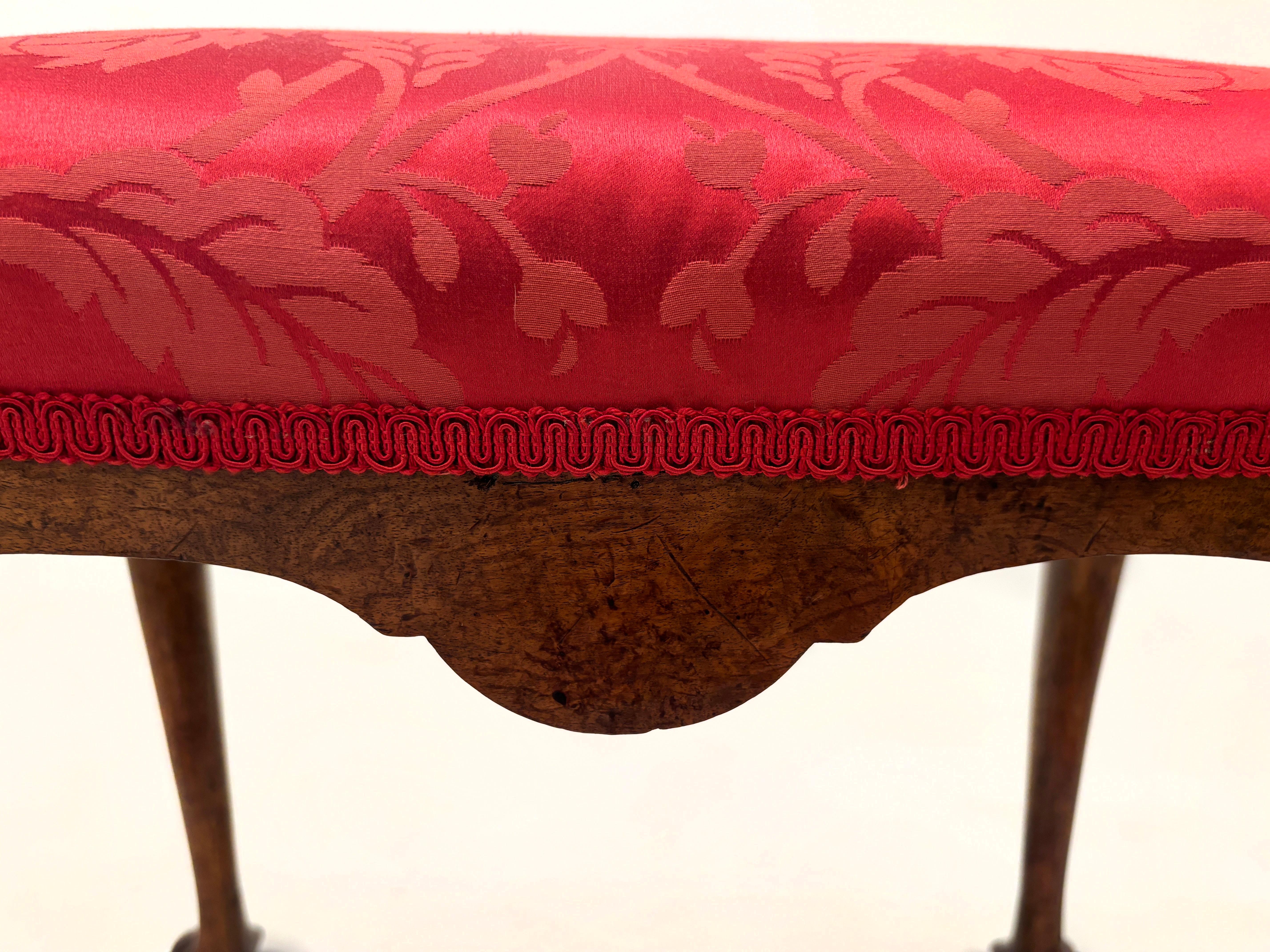 Sgabello a pedale imbottito in legno di noce e raso rosso del XVIII secolo In condizioni buone in vendita a Louisville, KY