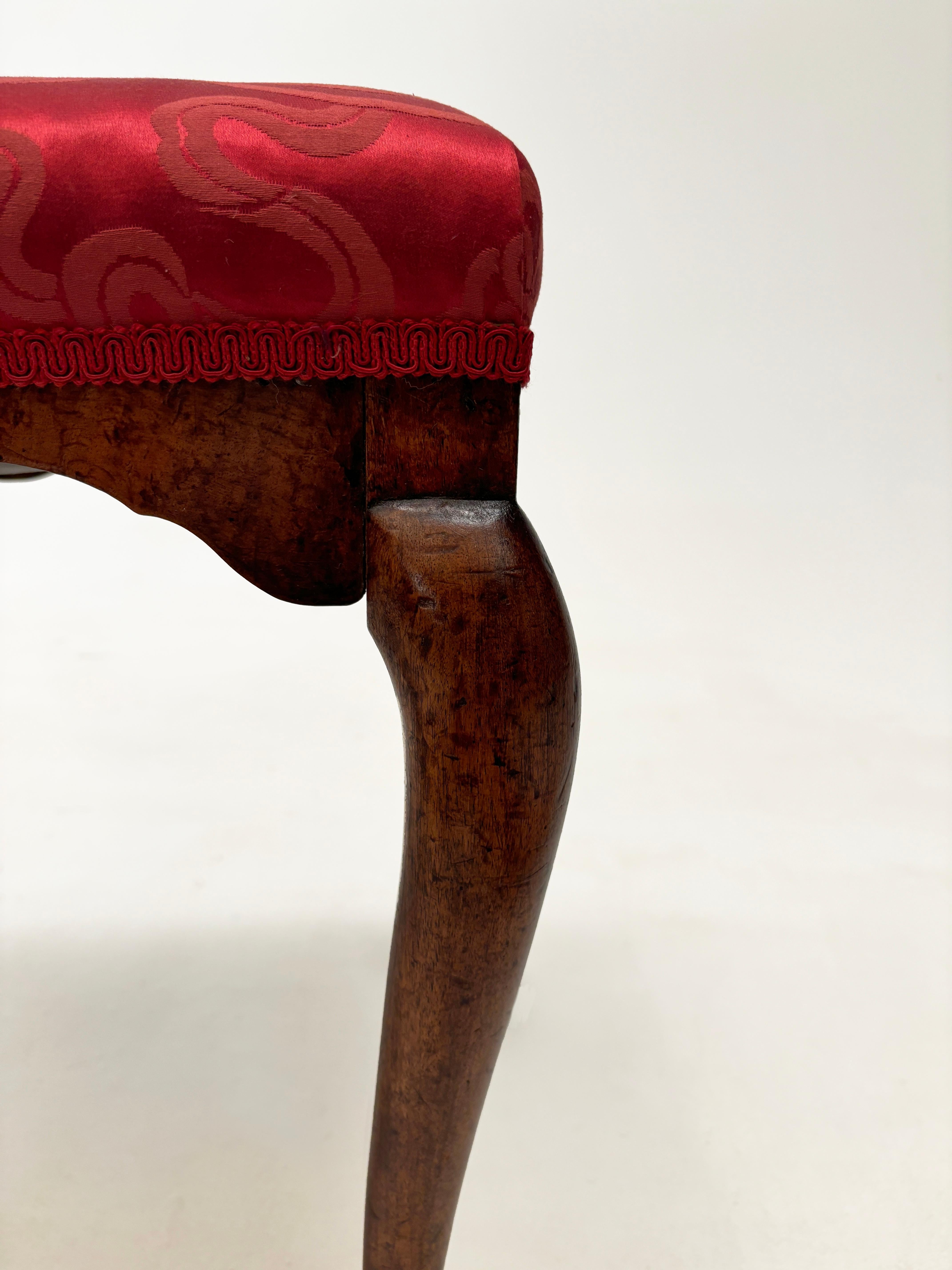 Raso Sgabello a pedale imbottito in legno di noce e raso rosso del XVIII secolo in vendita