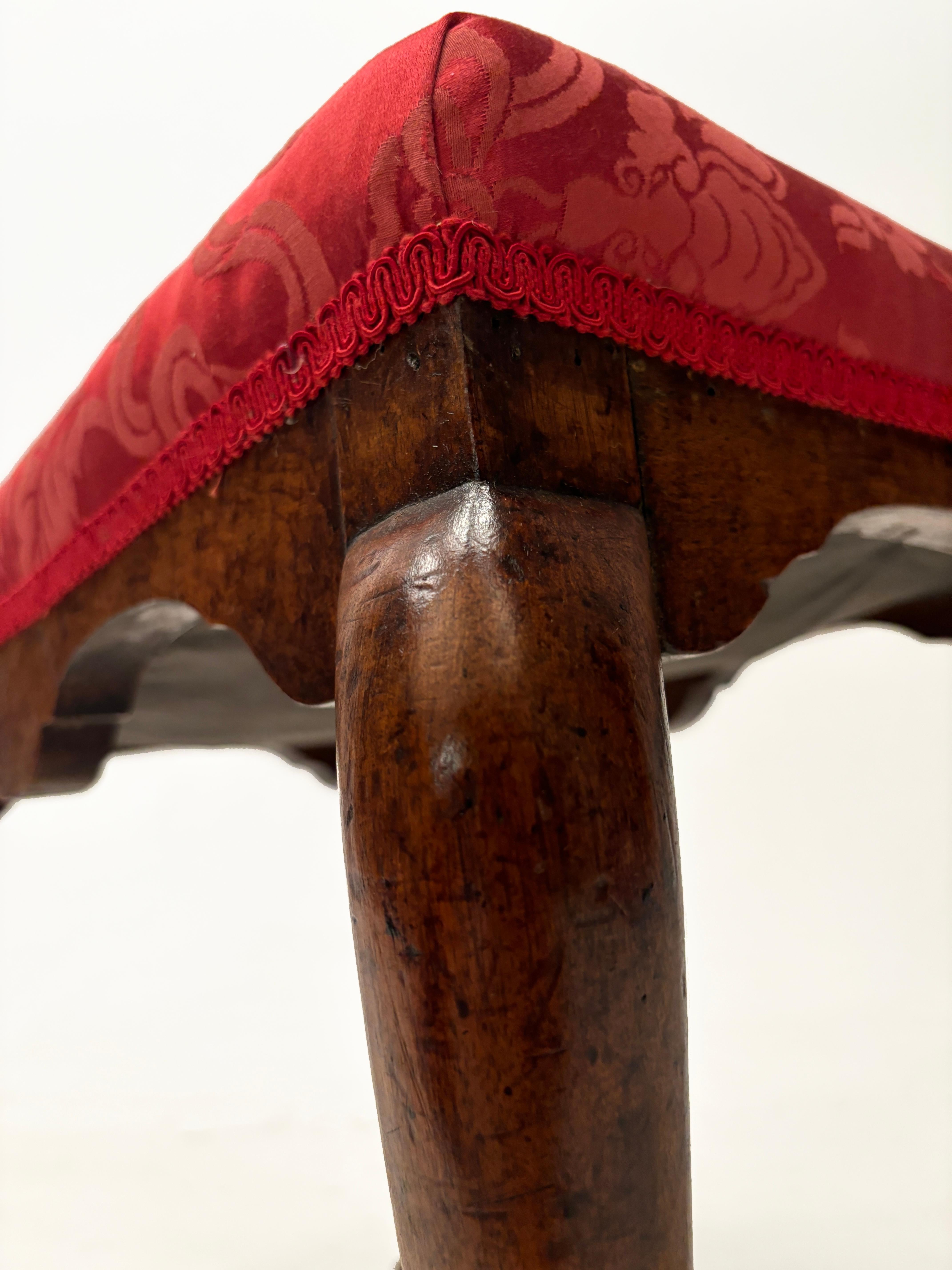 Sgabello a pedale imbottito in legno di noce e raso rosso del XVIII secolo in vendita 1