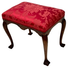Tabouret de pied en noyer et jacquard de satin rouge du début du 18e siècle