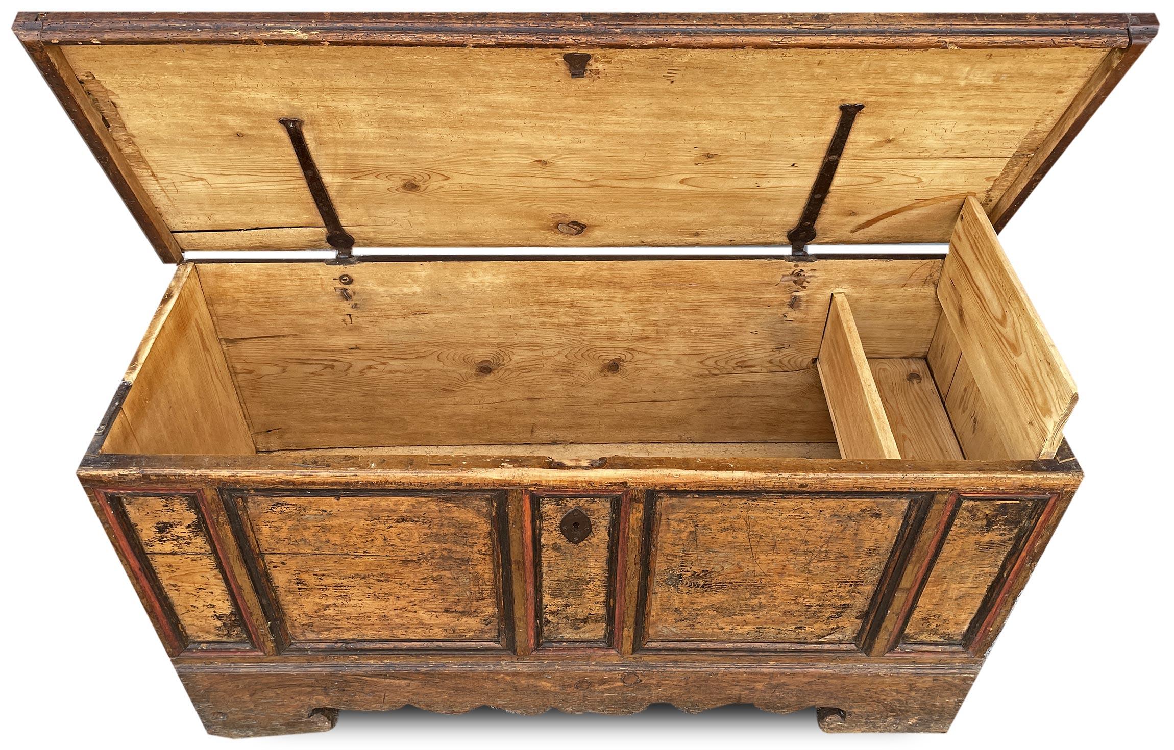 Early 18th Century Wedding Blanket Chest In Good Condition For Sale In Albignasego, IT