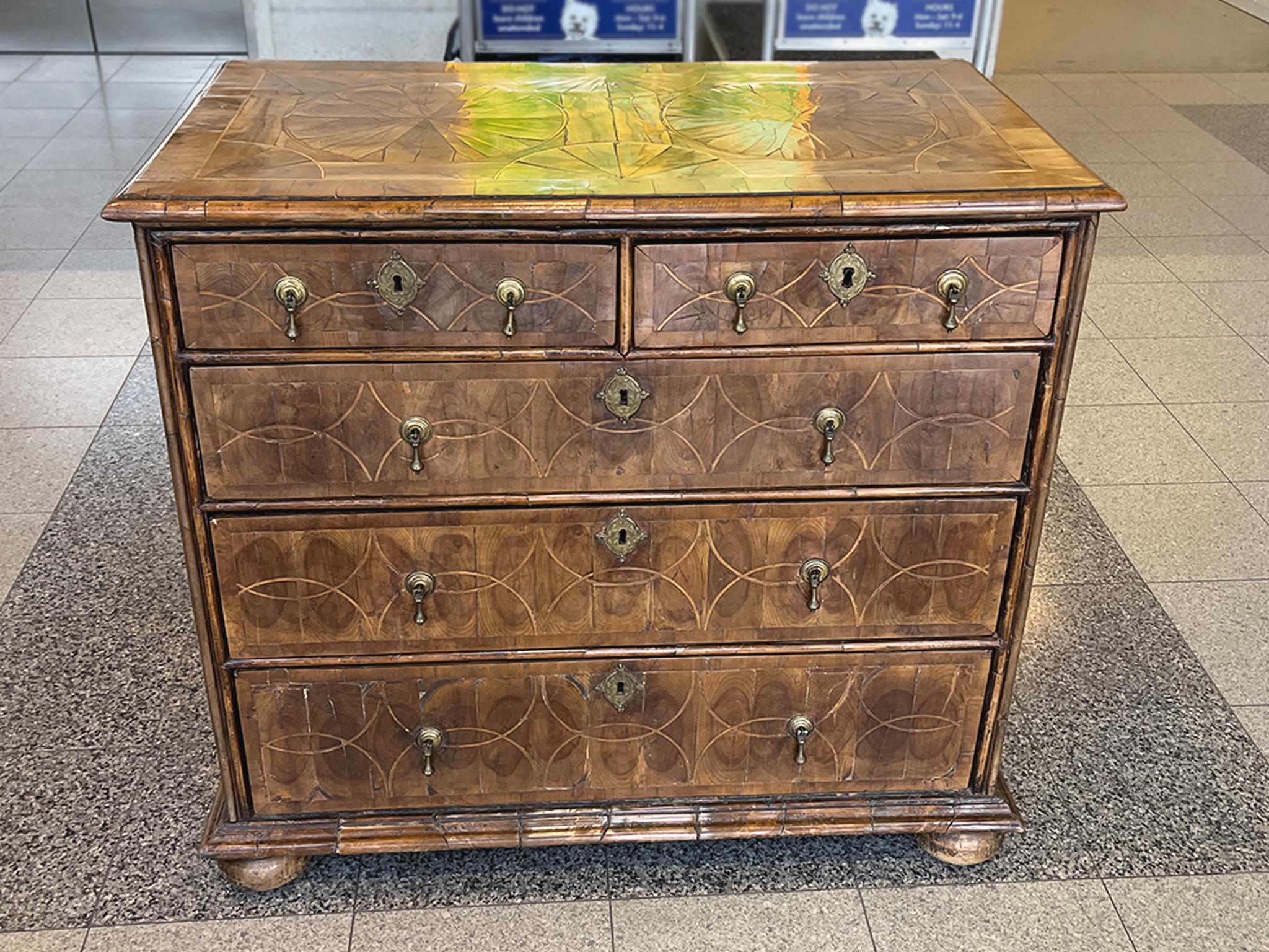 Commode en noyer et olivier du début du 18e siècle William & Mary en vente 2