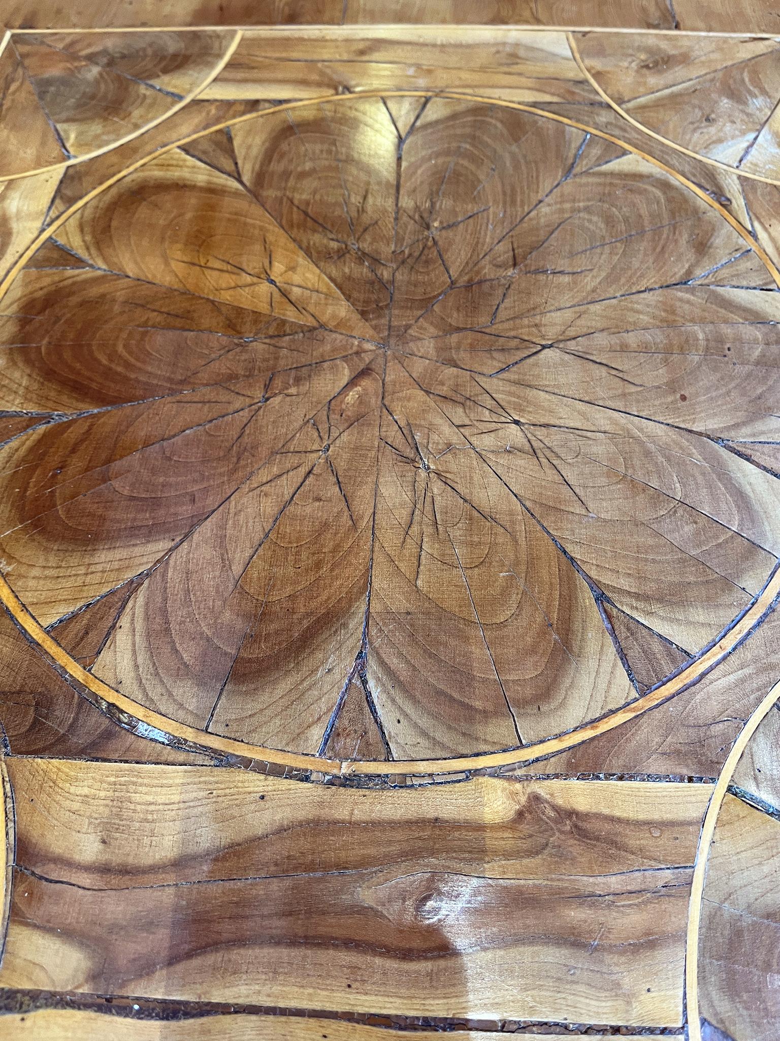 Commode en noyer et olivier du début du 18e siècle William & Mary en vente 3