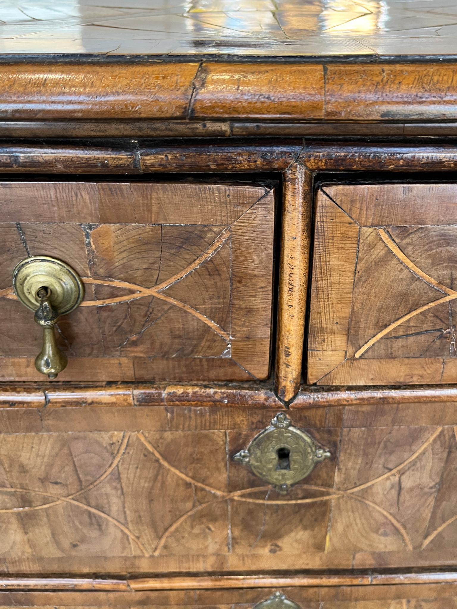 Commode en noyer et olivier du début du 18e siècle William & Mary en vente 4