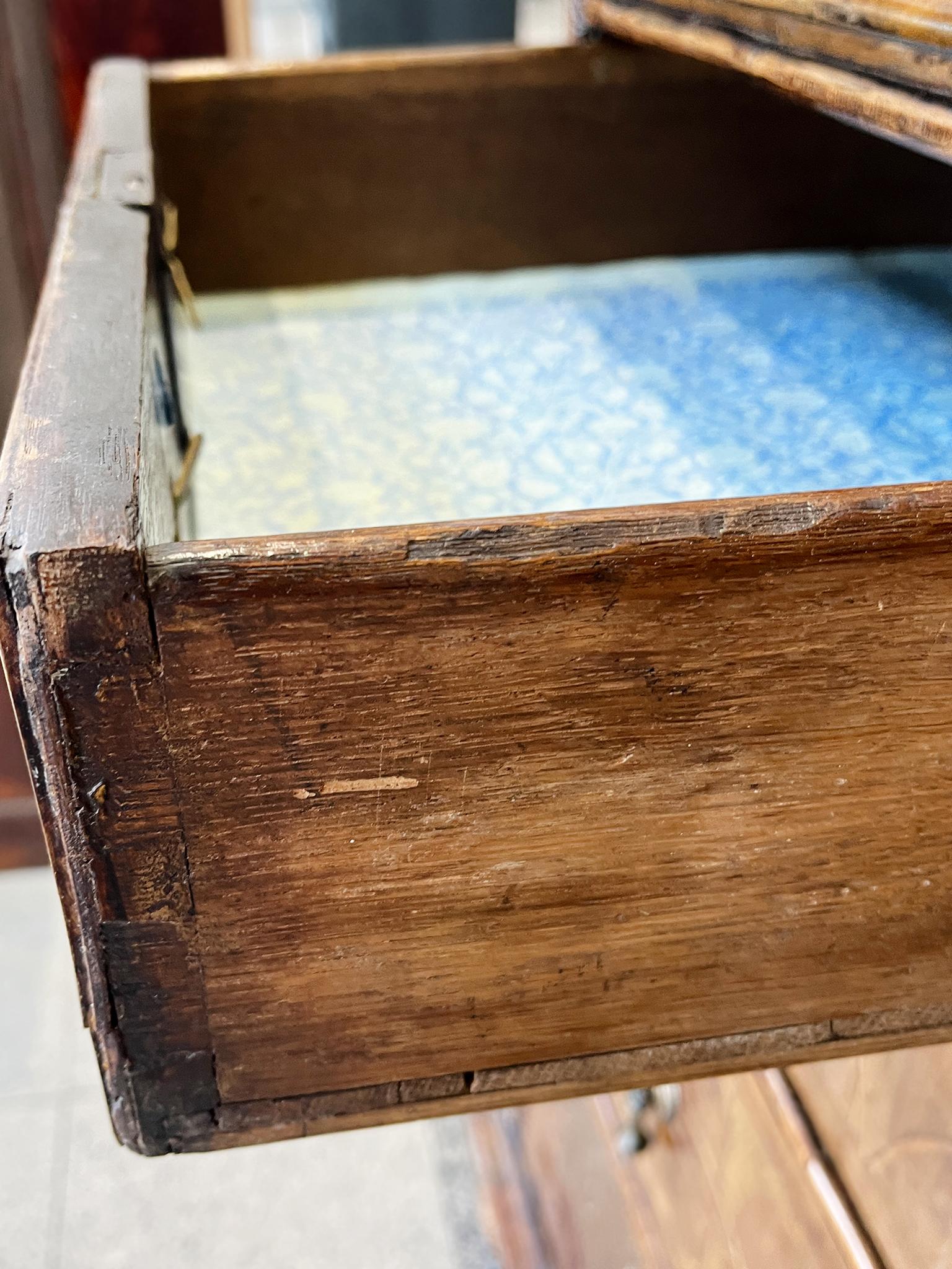 Commode en noyer et olivier du début du 18e siècle William & Mary en vente 5