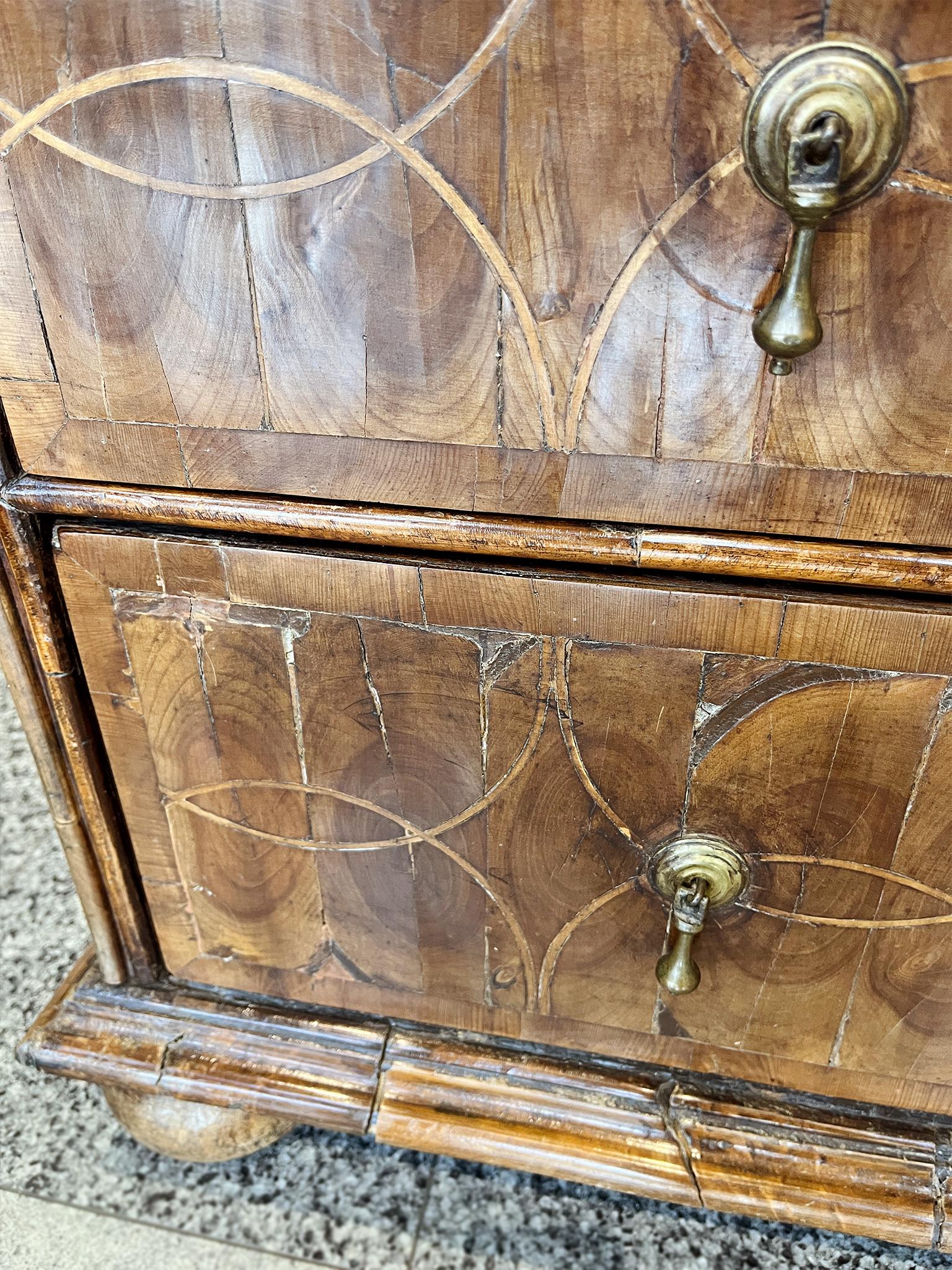 Commode en noyer et olivier du début du 18e siècle William & Mary en vente 7