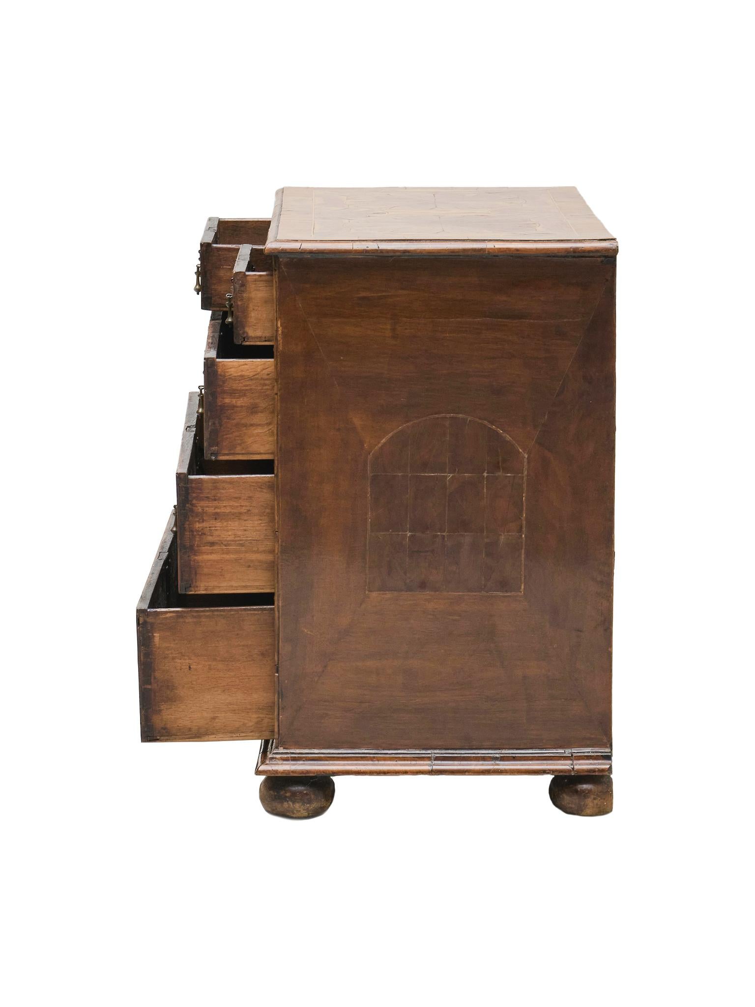 William and Mary Commode en noyer et olivier du début du 18e siècle William & Mary en vente