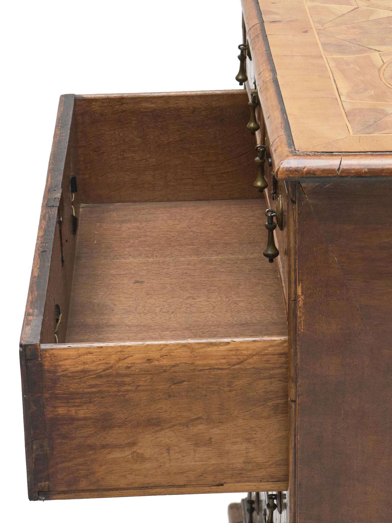 Anglais Commode en noyer et olivier du début du 18e siècle William & Mary en vente