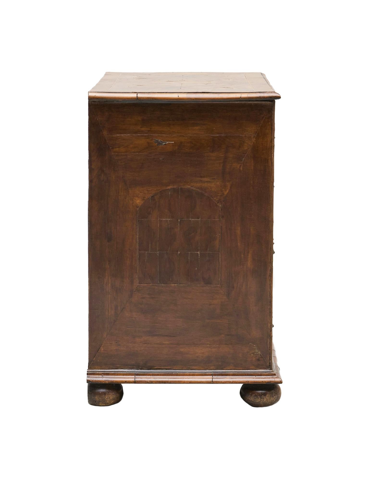 Commode en noyer et olivier du début du 18e siècle William & Mary Bon état - En vente à New York, NY