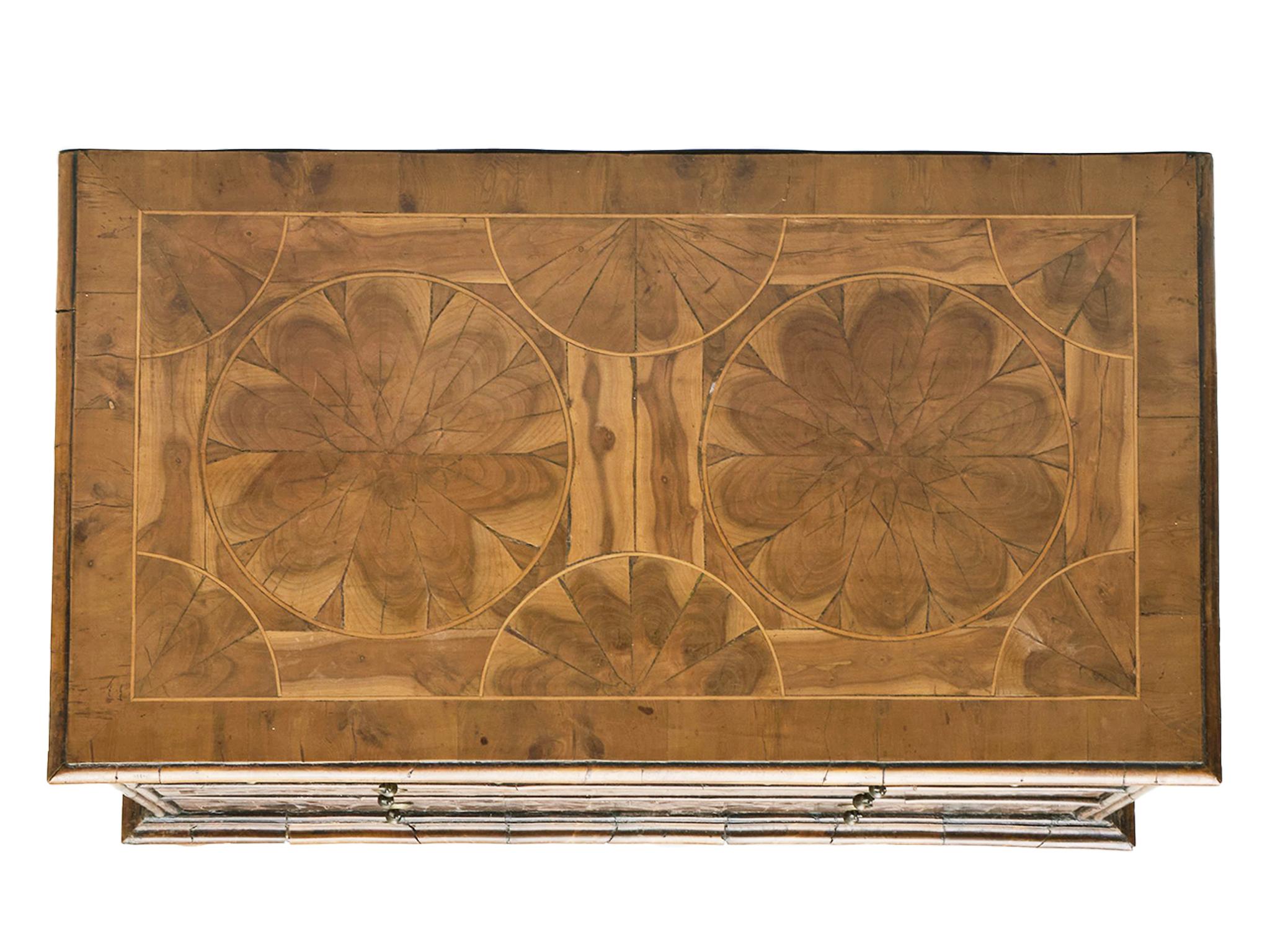 XVIIIe siècle Commode en noyer et olivier du début du 18e siècle William & Mary en vente