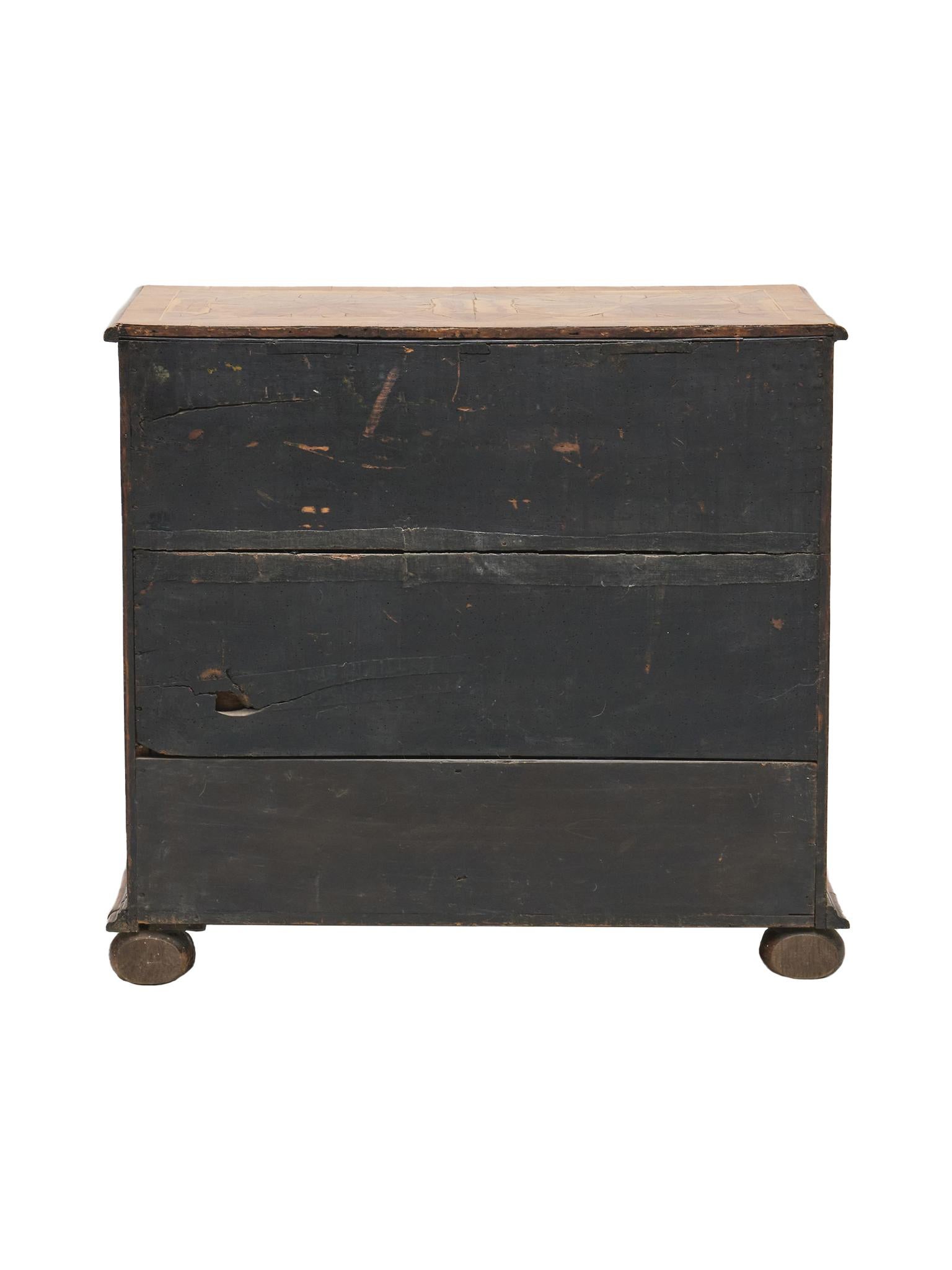 Laiton Commode en noyer et olivier du début du 18e siècle William & Mary en vente