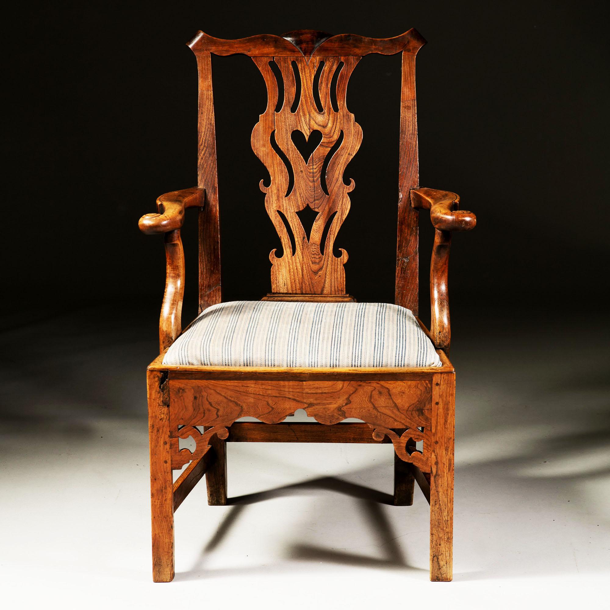 Early 18th Century Yew Wood Windsor Armchair For Sale 3