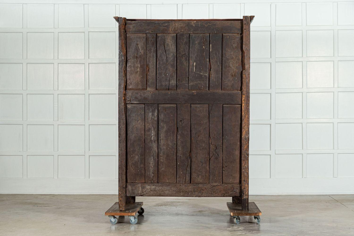 Armoire in Oak francese dell'inizio del XVIII secolo in vendita 10