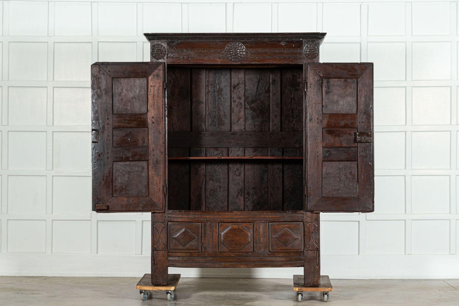 Fino al XVIII secolo Armoire in Oak francese dell'inizio del XVIII secolo in vendita