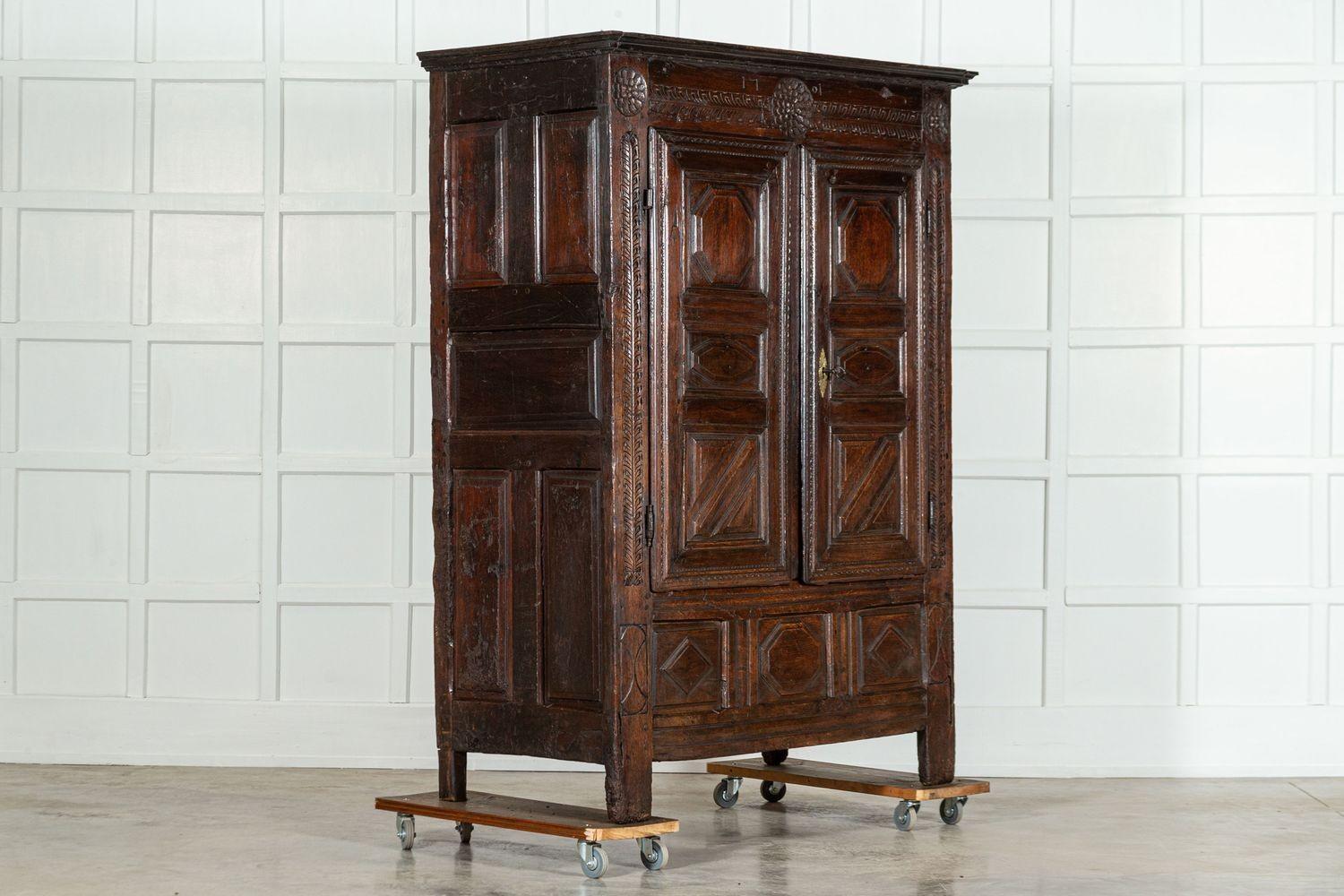 Quercia Armoire in Oak francese dell'inizio del XVIII secolo in vendita