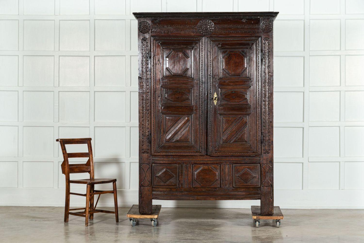 Armoire in Oak francese dell'inizio del XVIII secolo in vendita 1