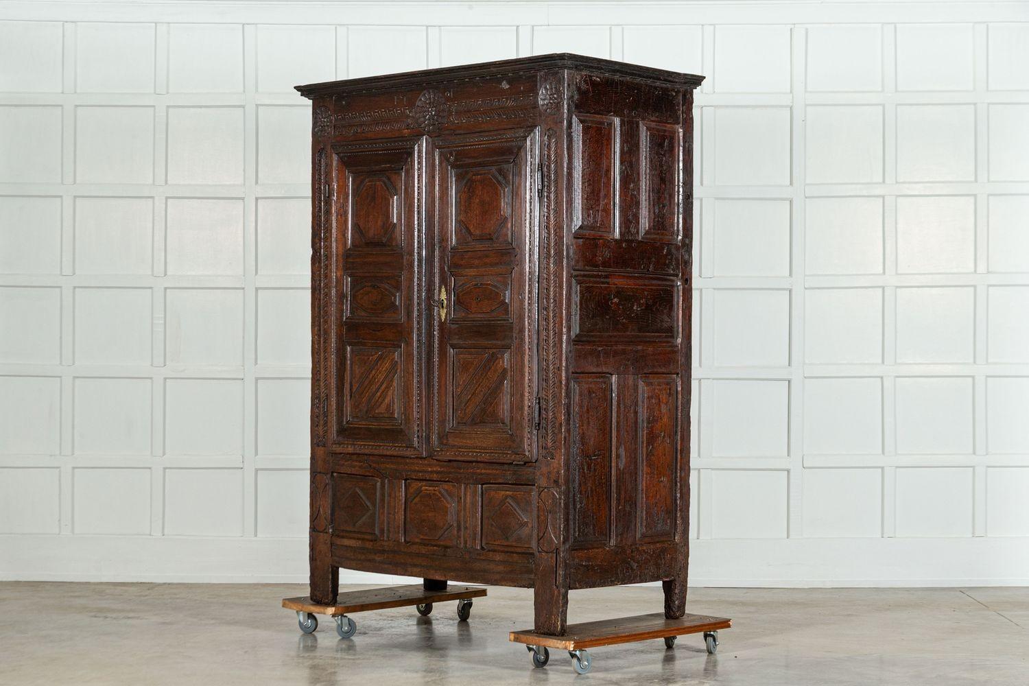 Armoire in Oak francese dell'inizio del XVIII secolo in vendita 2